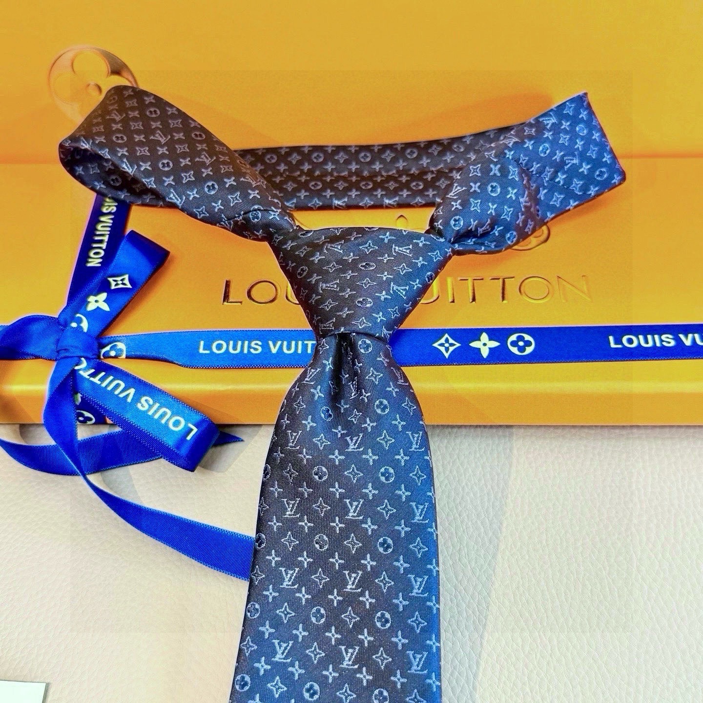 🌾男士领带系列【L标识花纹领带】👔👔，稀有😻😻Monogram Classic领带将经典路易威登风格与精