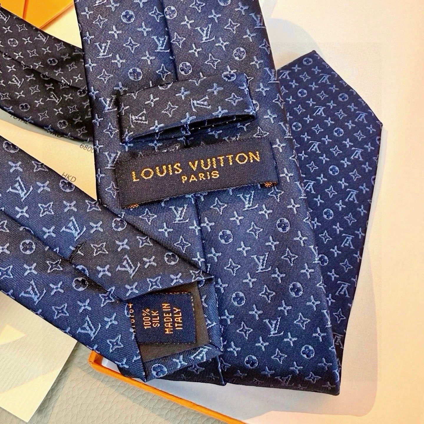 🌾男士领带系列【L标识花纹领带】👔👔，稀有😻😻Monogram Classic领带将经典路易威登风格与精