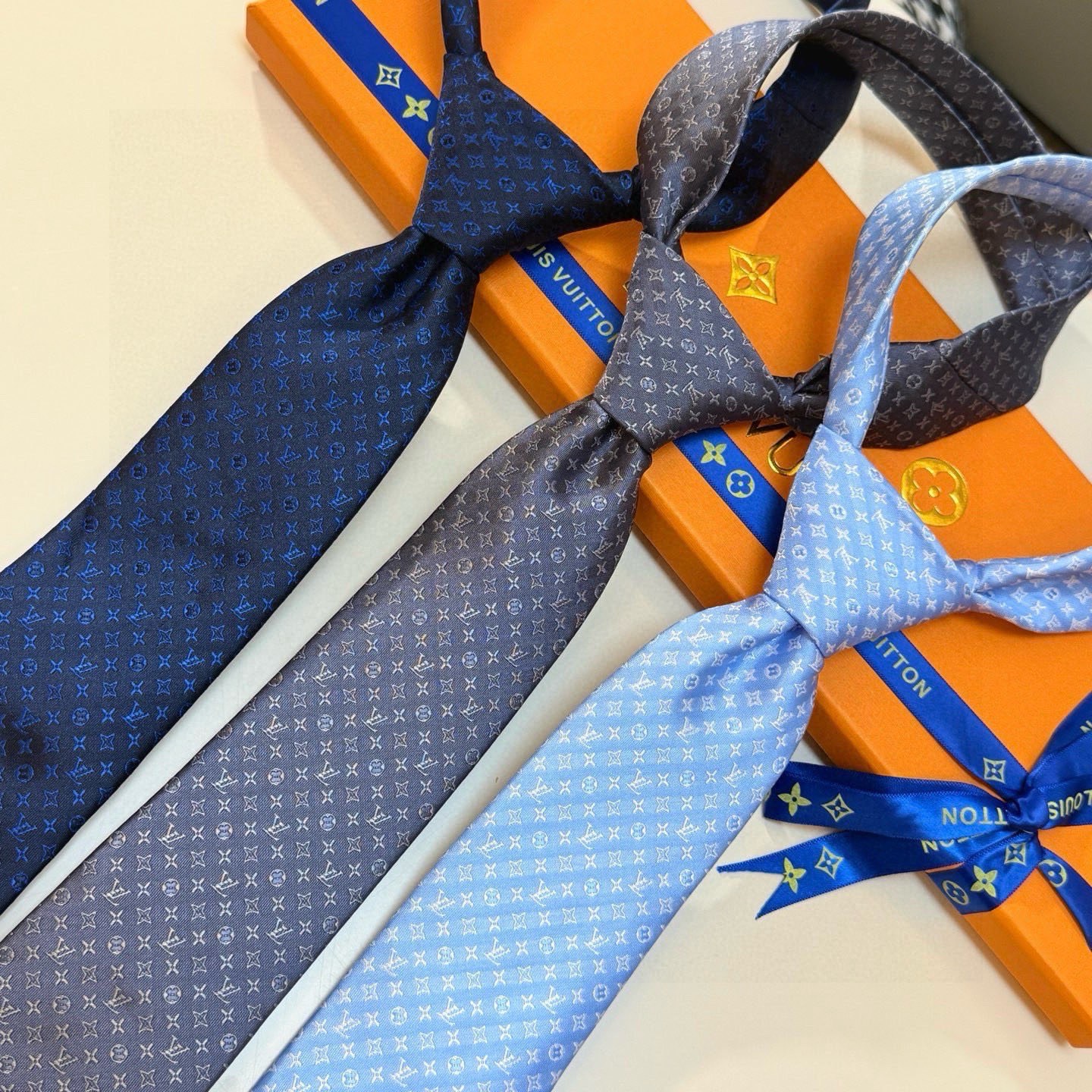 🌾男士领带系列【L标识花纹领带】👔👔，稀有😻😻Monogram Classic领带将经典路易威登风格与精