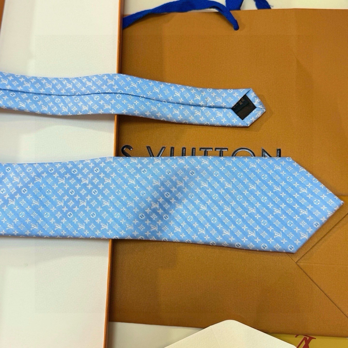 🌾男士领带系列【L标识花纹领带】👔👔，稀有😻😻Monogram Classic领带将经典路易威登风格与精