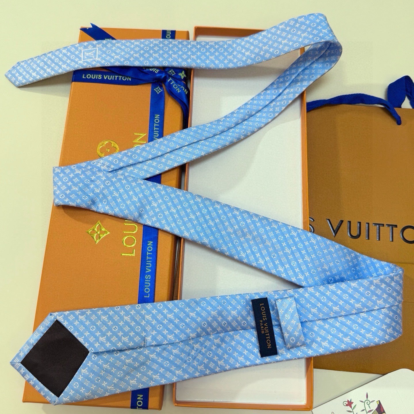 🌾男士领带系列【L标识花纹领带】👔👔，稀有😻😻Monogram Classic领带将经典路易威登风格与精