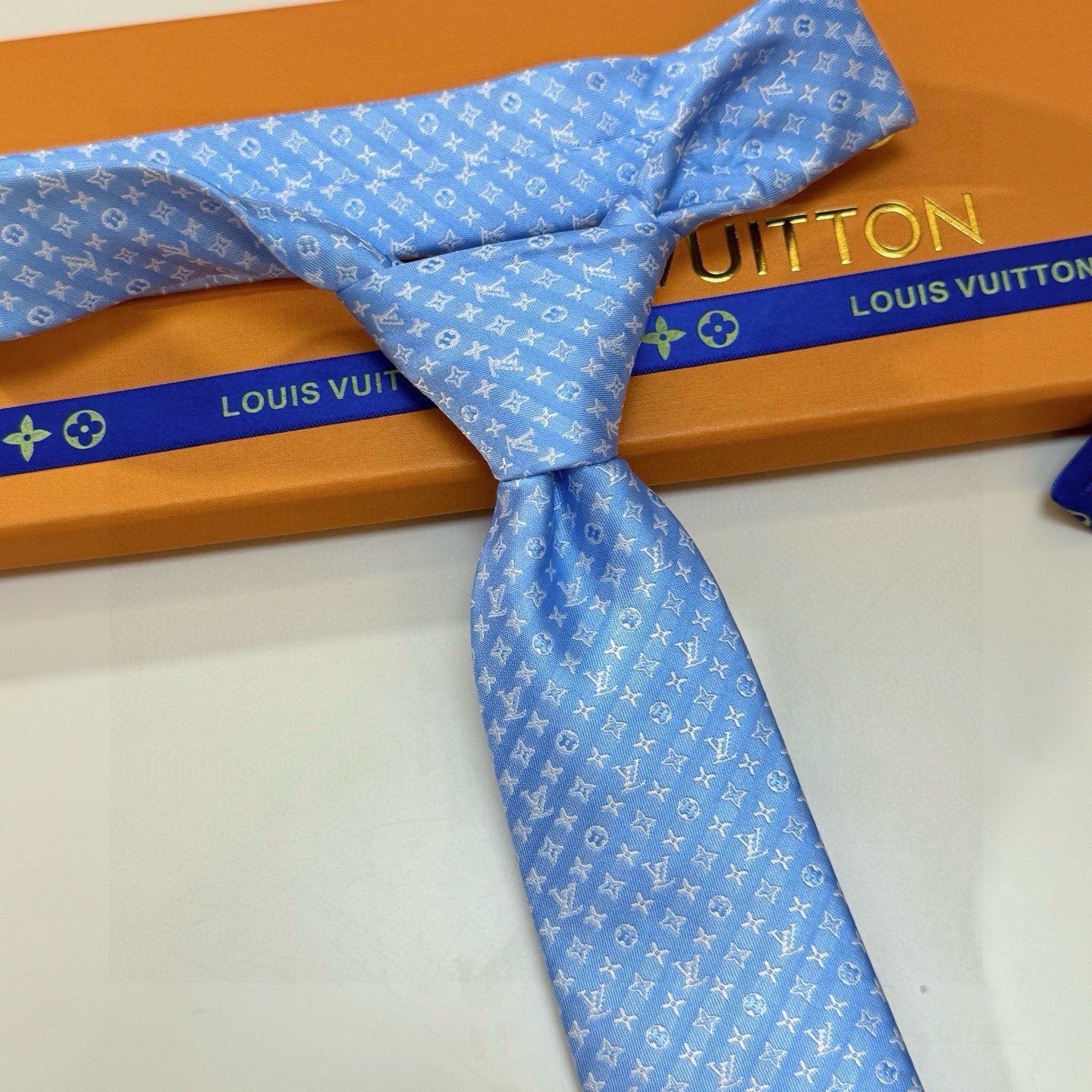 🌾男士领带系列【L标识花纹领带】👔👔，稀有😻😻Monogram Classic领带将经典路易威登风格与精