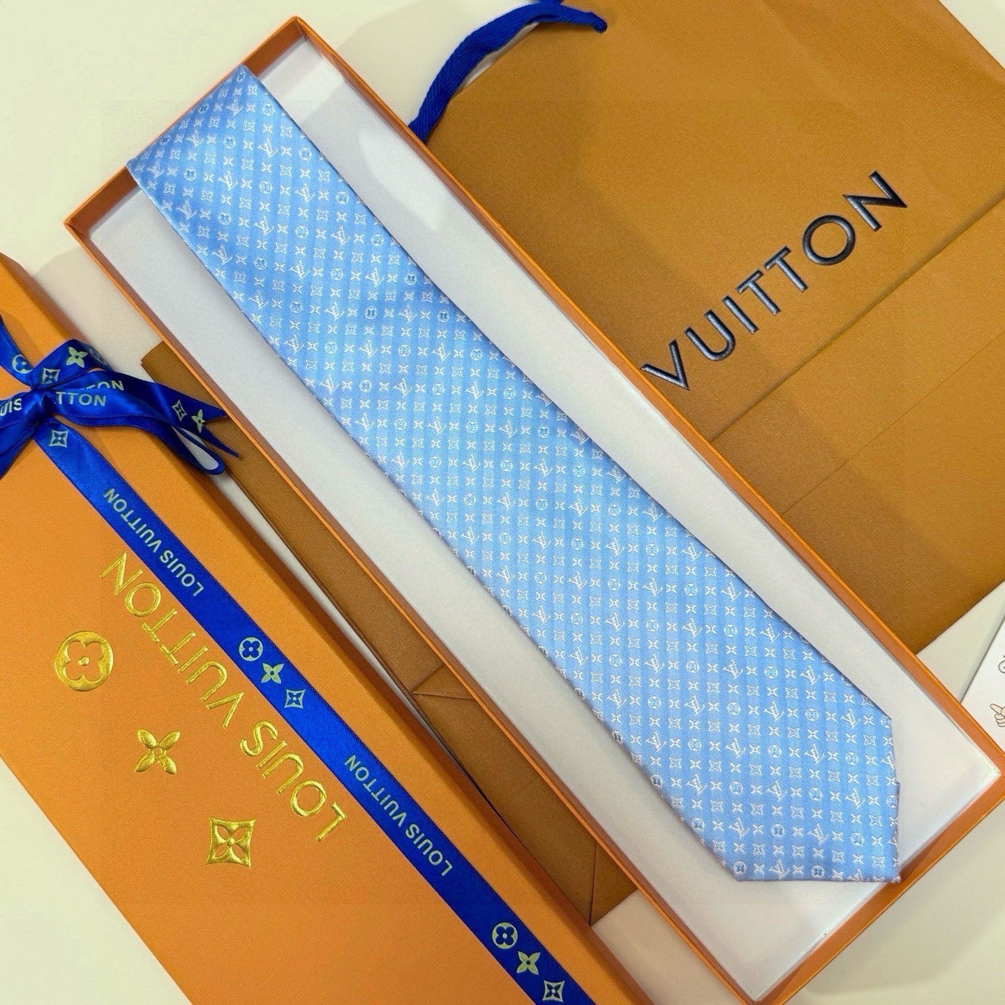 🌾男士领带系列【L标识花纹领带】👔👔，稀有😻😻Monogram Classic领带将经典路易威登风格与精