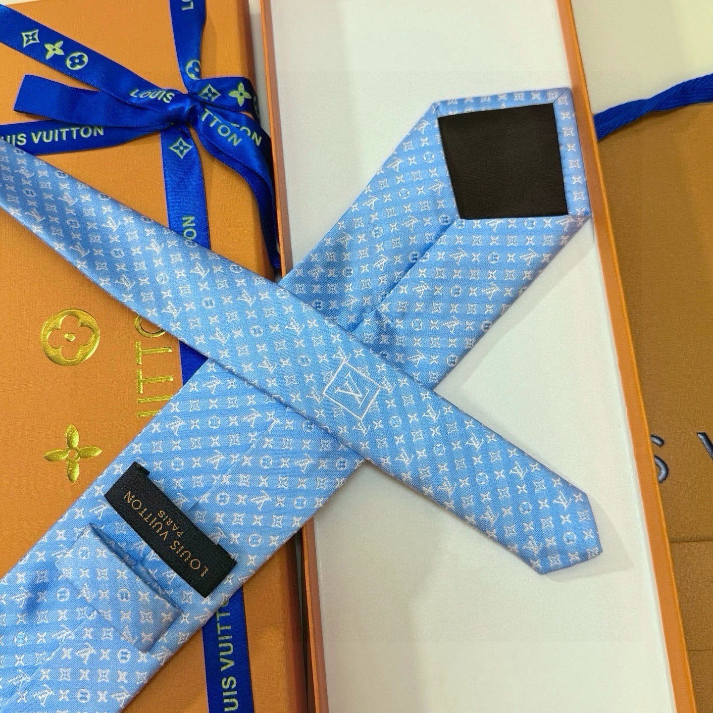 🌾男士领带系列【L标识花纹领带】👔👔，稀有😻😻Monogram Classic领带将经典路易威登风格与精