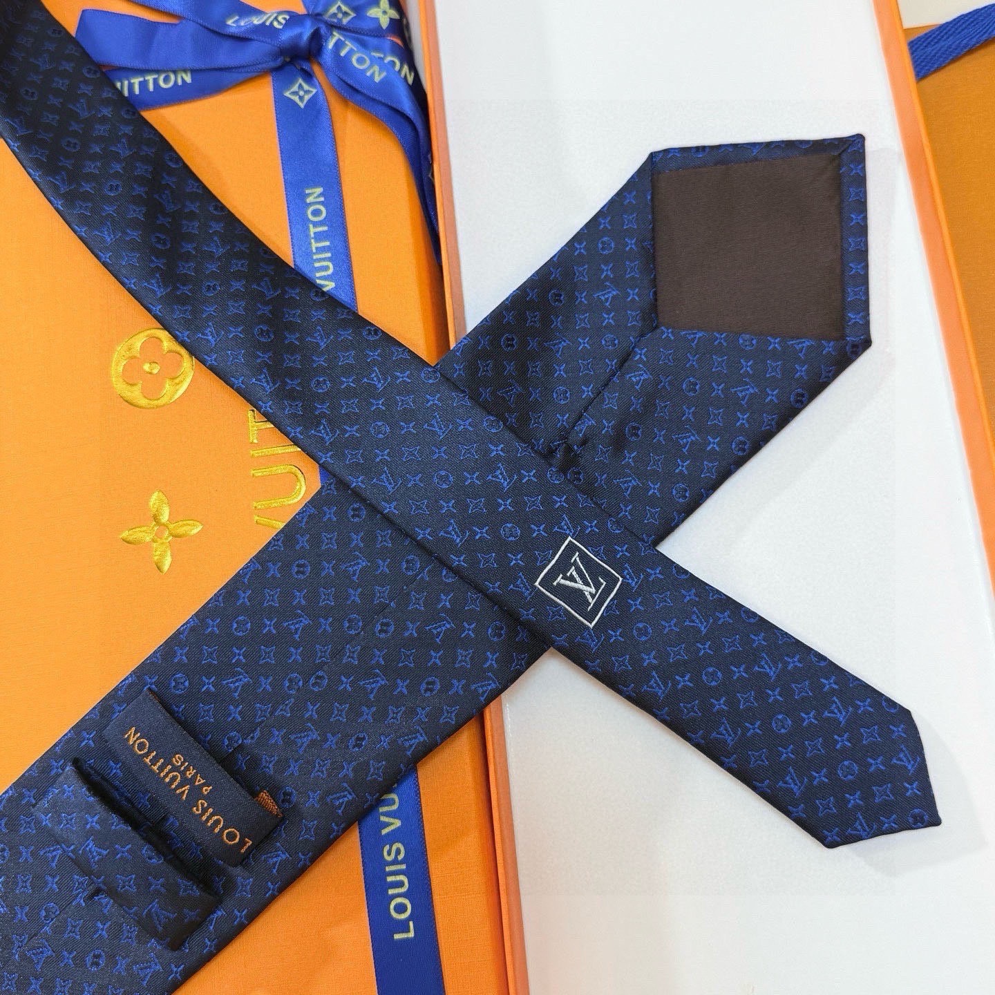 🌾男士领带系列【L标识花纹领带】👔👔，稀有😻😻Monogram Classic领带将经典路易威登风格与精