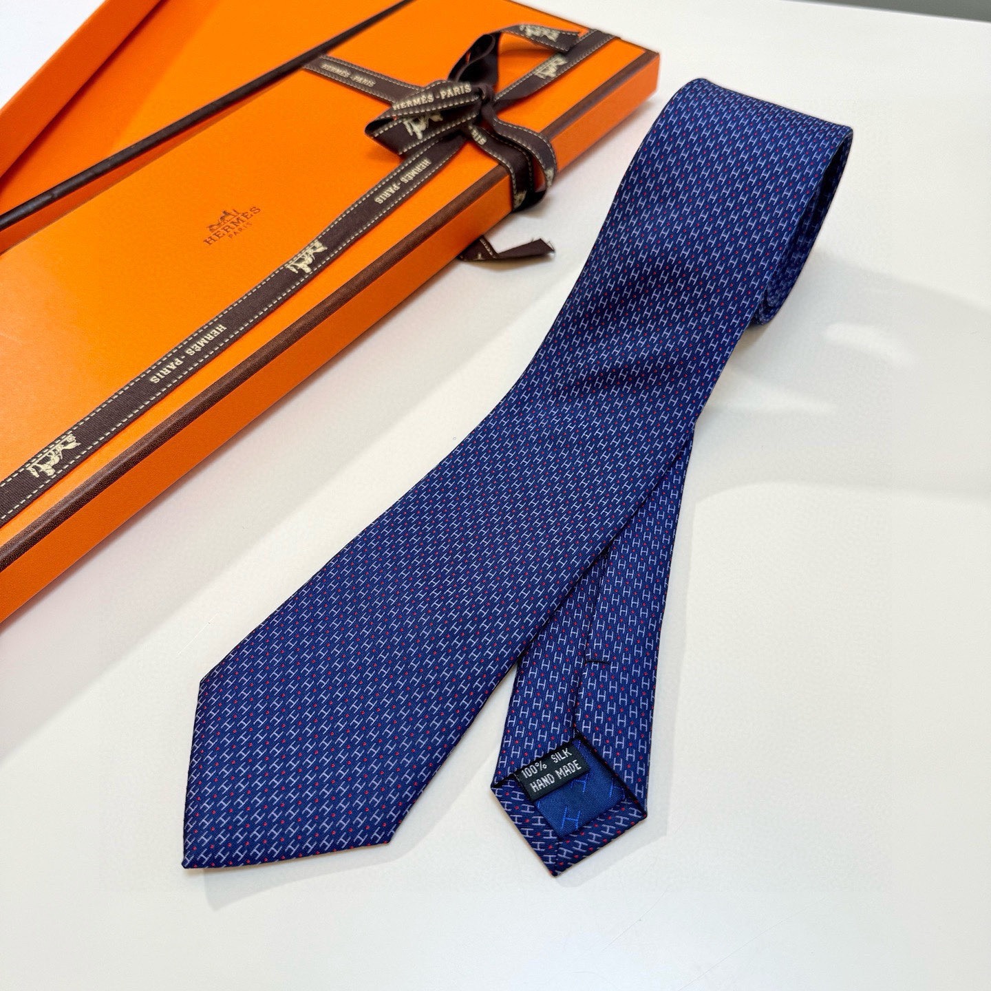 🌾男士新款领带系列【H圆点领带】👔👔，稀有😻😻H家每年都有一千条不同印花的领带面世，从最初的多以几何图案