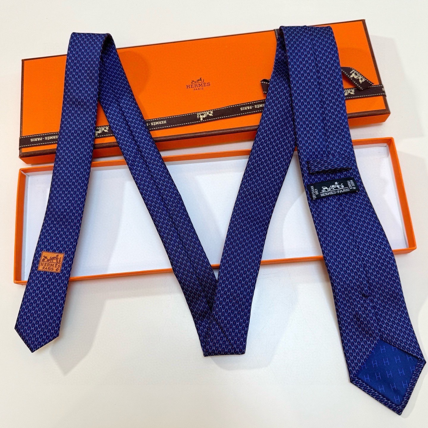 🌾男士新款领带系列【H圆点领带】👔👔，稀有😻😻H家每年都有一千条不同印花的领带面世，从最初的多以几何图案