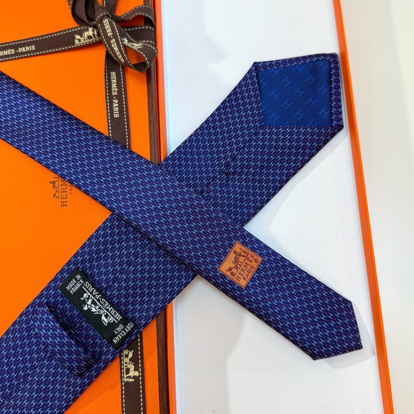 🌾男士新款领带系列【H圆点领带】👔👔，稀有😻😻H家每年都有一千条不同印花的领带面世，从最初的多以几何图案