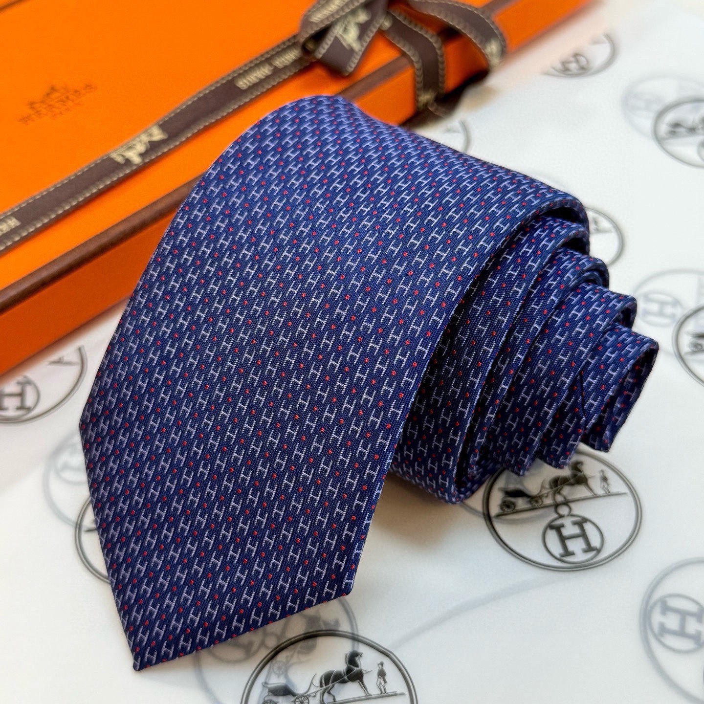 🌾男士新款领带系列【H圆点领带】👔👔，稀有😻😻H家每年都有一千条不同印花的领带面世，从最初的多以几何图案
