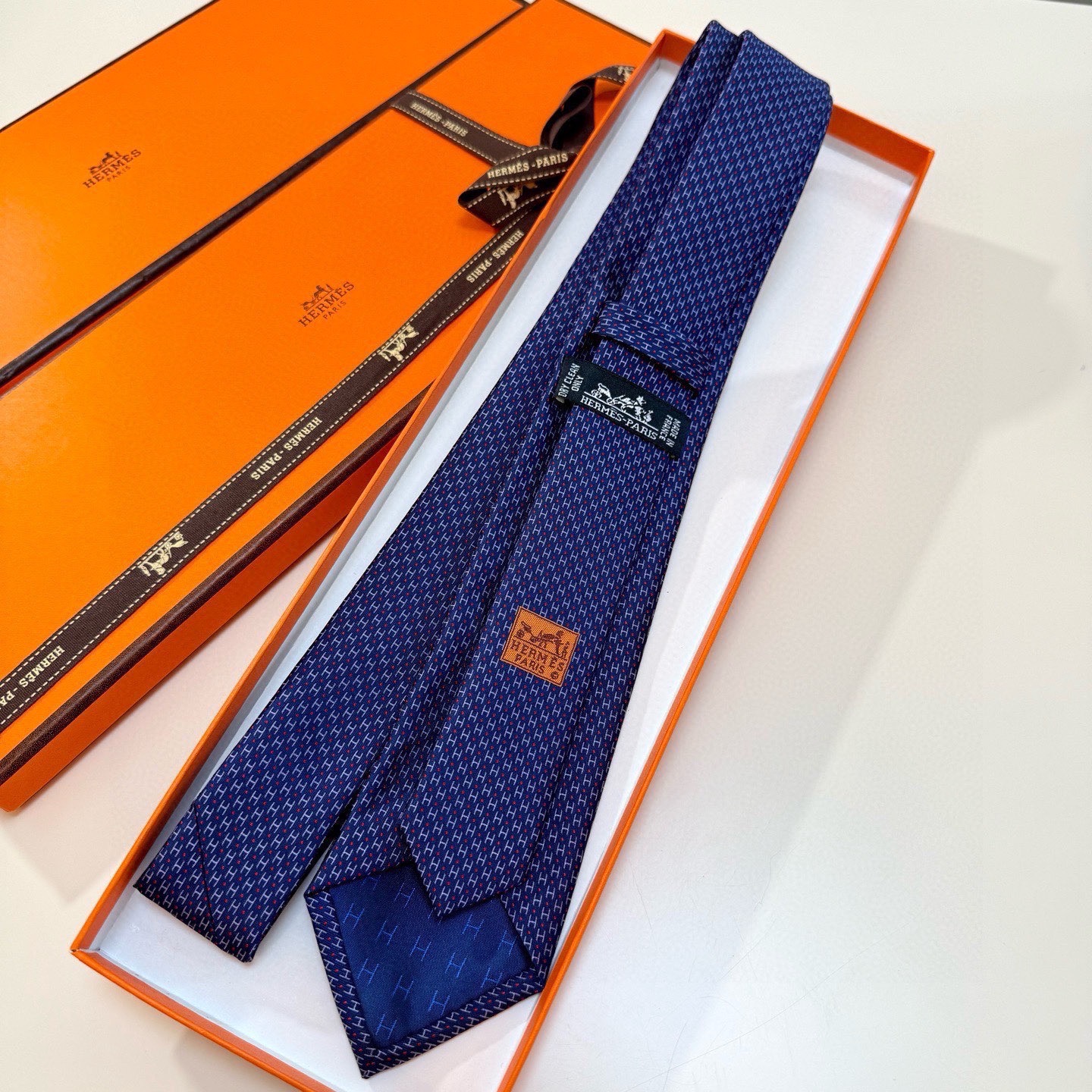 🌾男士新款领带系列【H圆点领带】👔👔，稀有😻😻H家每年都有一千条不同印花的领带面世，从最初的多以几何图案