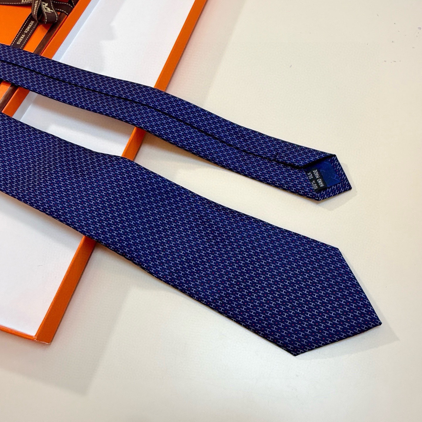 🌾男士新款领带系列【H圆点领带】👔👔，稀有😻😻H家每年都有一千条不同印花的领带面世，从最初的多以几何图案