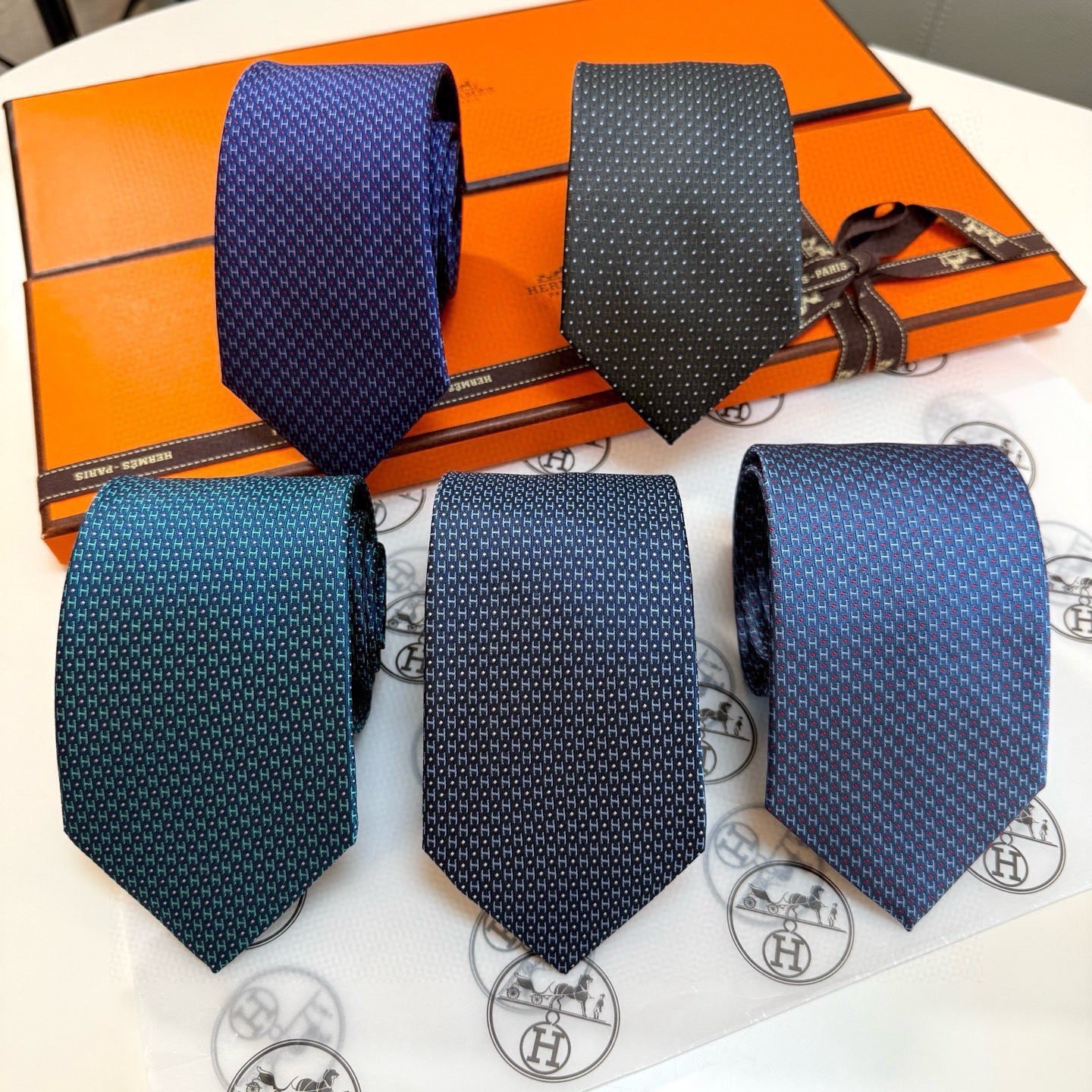 🌾男士新款领带系列【H圆点领带】👔👔，稀有😻😻H家每年都有一千条不同印花的领带面世，从最初的多以几何图案