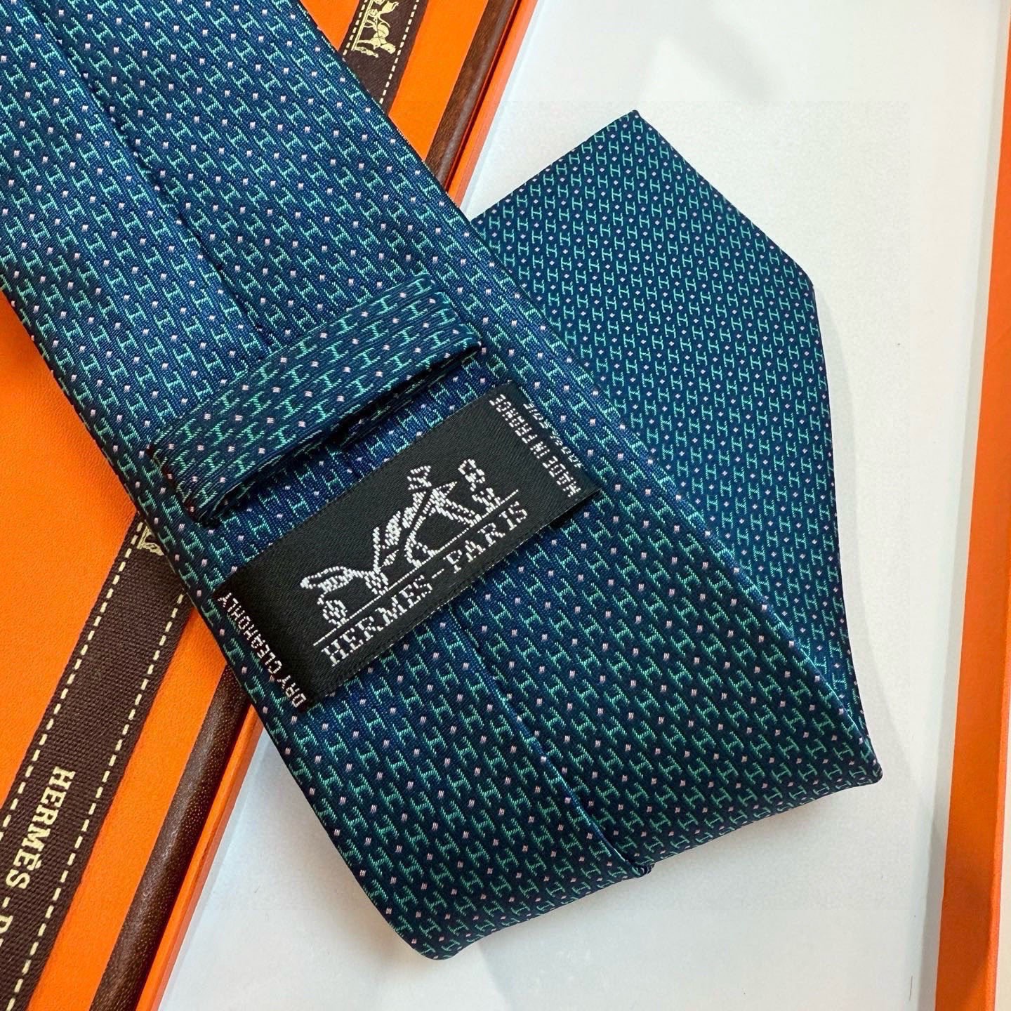 🌾男士新款领带系列【H圆点领带】👔👔，稀有😻😻H家每年都有一千条不同印花的领带面世，从最初的多以几何图案