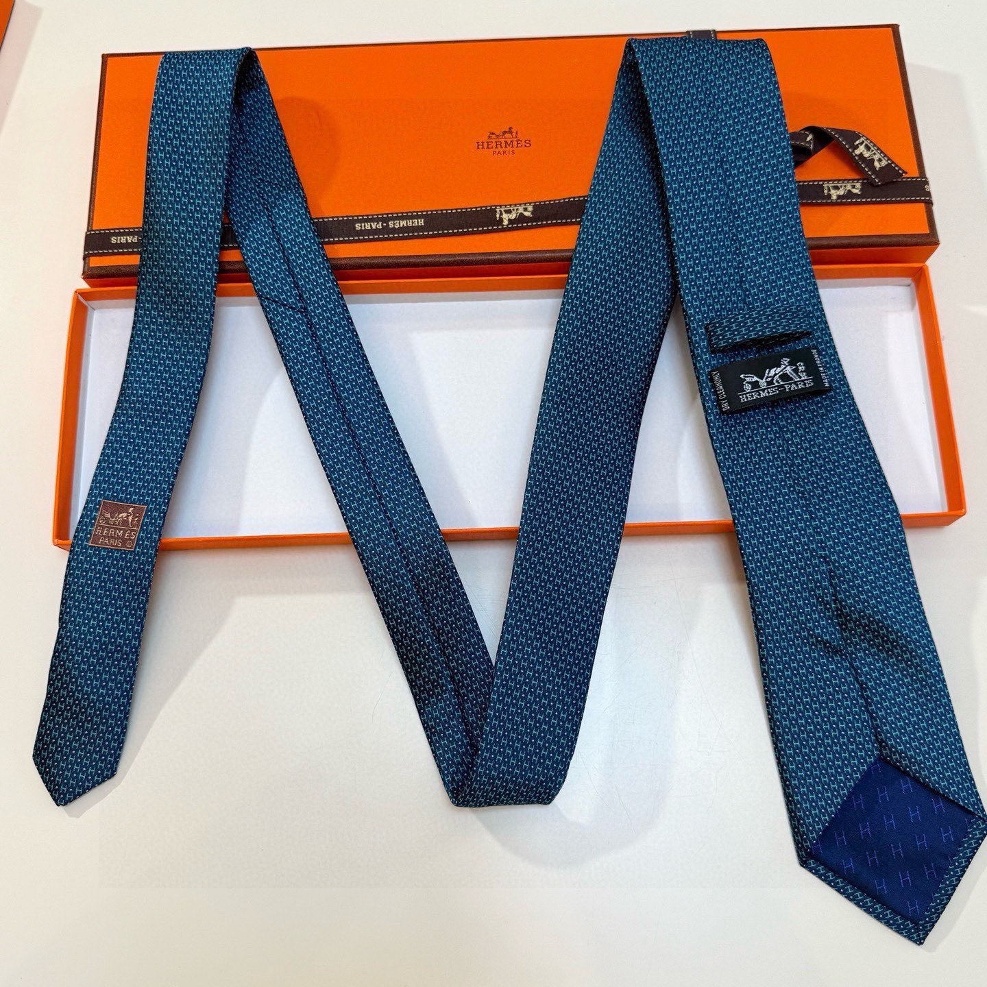 🌾男士新款领带系列【H圆点领带】👔👔，稀有😻😻H家每年都有一千条不同印花的领带面世，从最初的多以几何图案