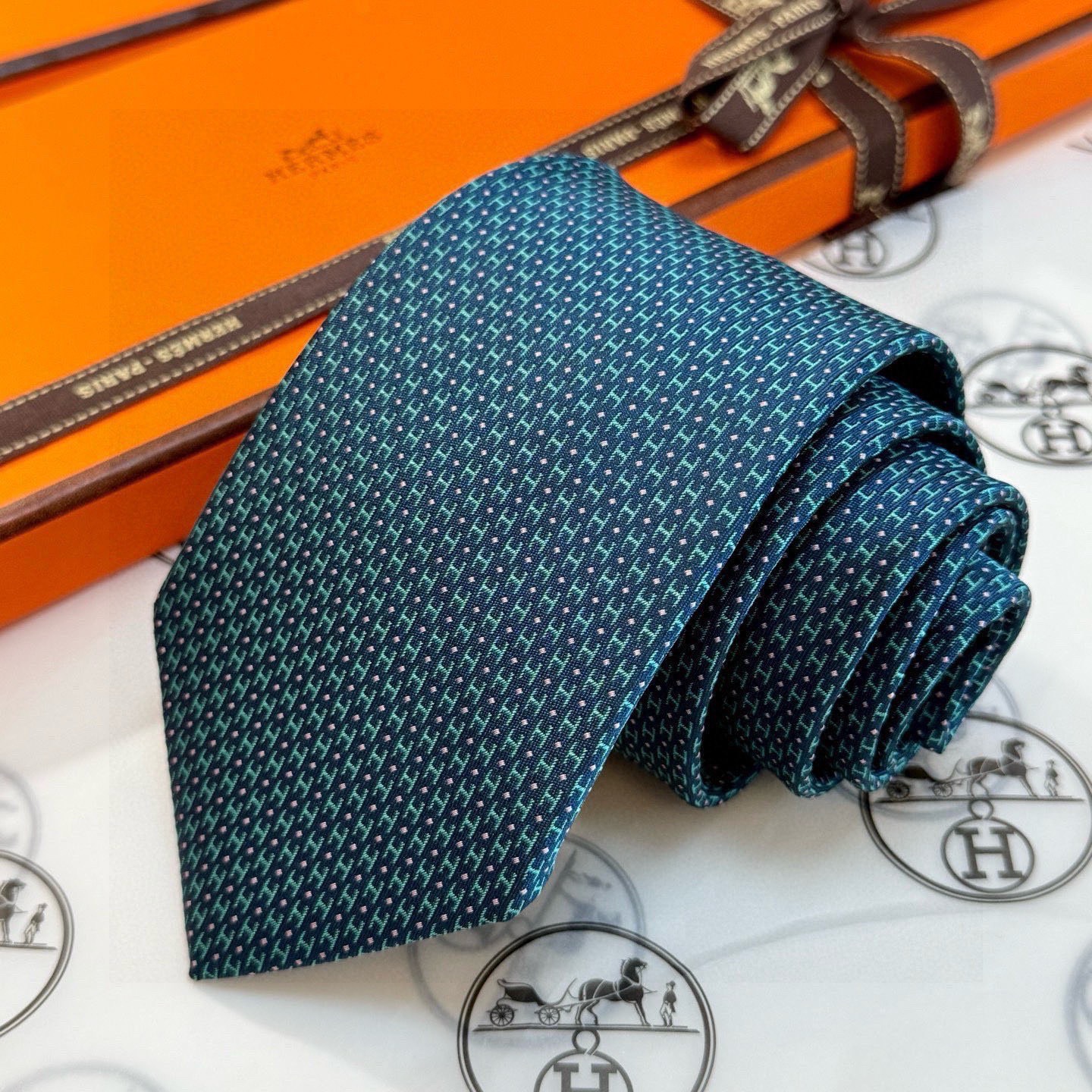🌾男士新款领带系列【H圆点领带】👔👔，稀有😻😻H家每年都有一千条不同印花的领带面世，从最初的多以几何图案