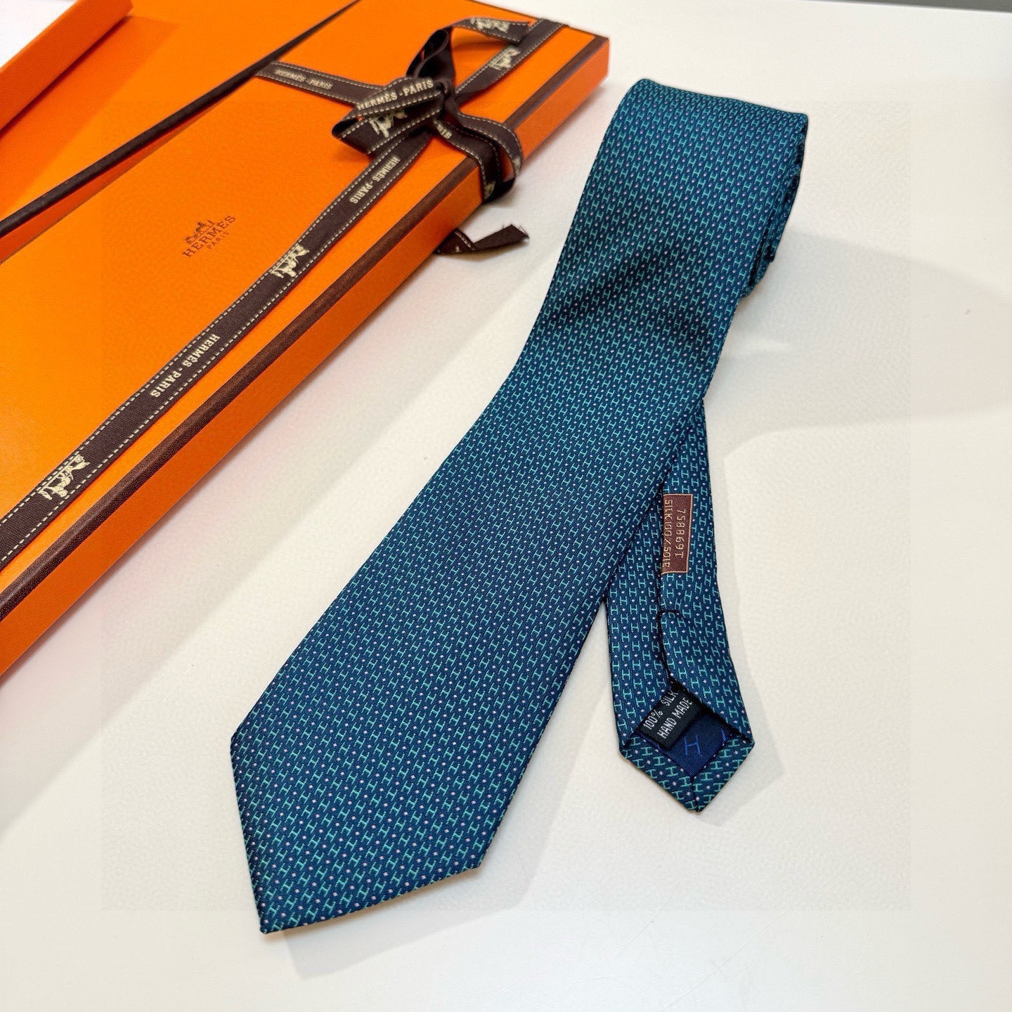 🌾男士新款领带系列【H圆点领带】👔👔，稀有😻😻H家每年都有一千条不同印花的领带面世，从最初的多以几何图案