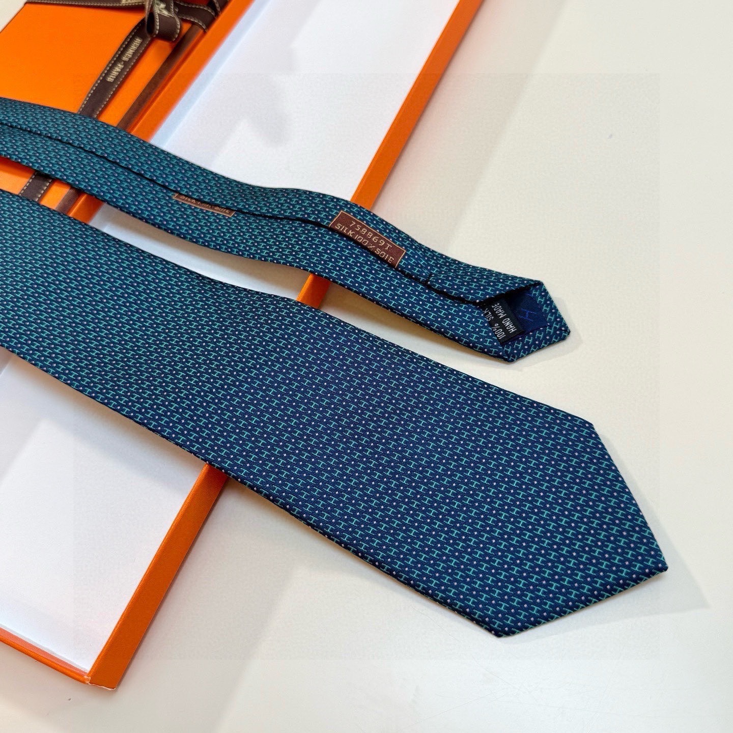 🌾男士新款领带系列【H圆点领带】👔👔，稀有😻😻H家每年都有一千条不同印花的领带面世，从最初的多以几何图案