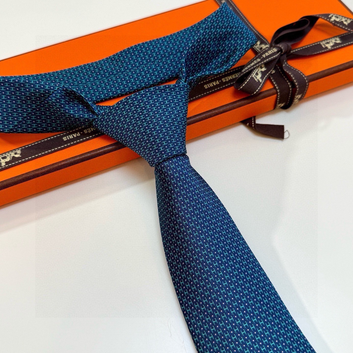 🌾男士新款领带系列【H圆点领带】👔👔，稀有😻😻H家每年都有一千条不同印花的领带面世，从最初的多以几何图案