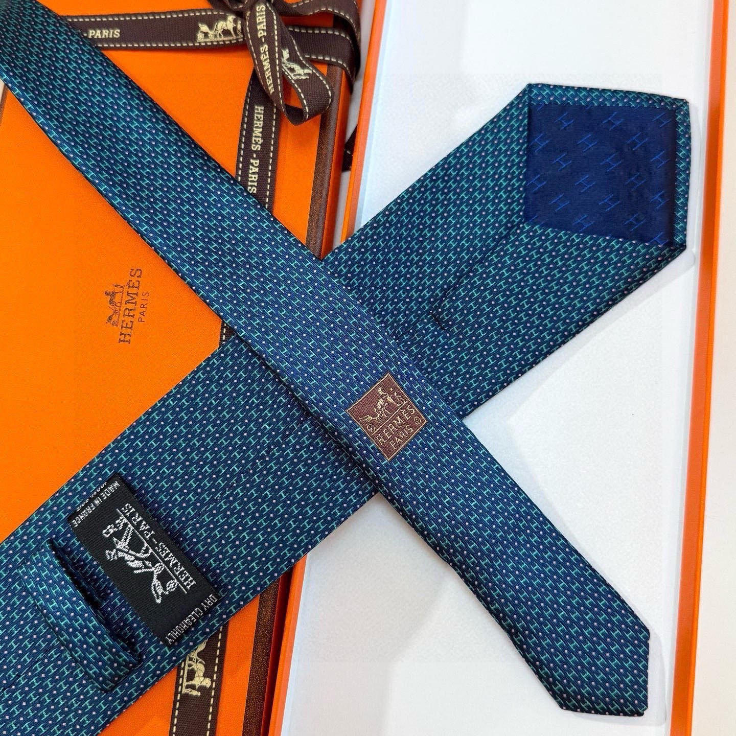 🌾男士新款领带系列【H圆点领带】👔👔，稀有😻😻H家每年都有一千条不同印花的领带面世，从最初的多以几何图案