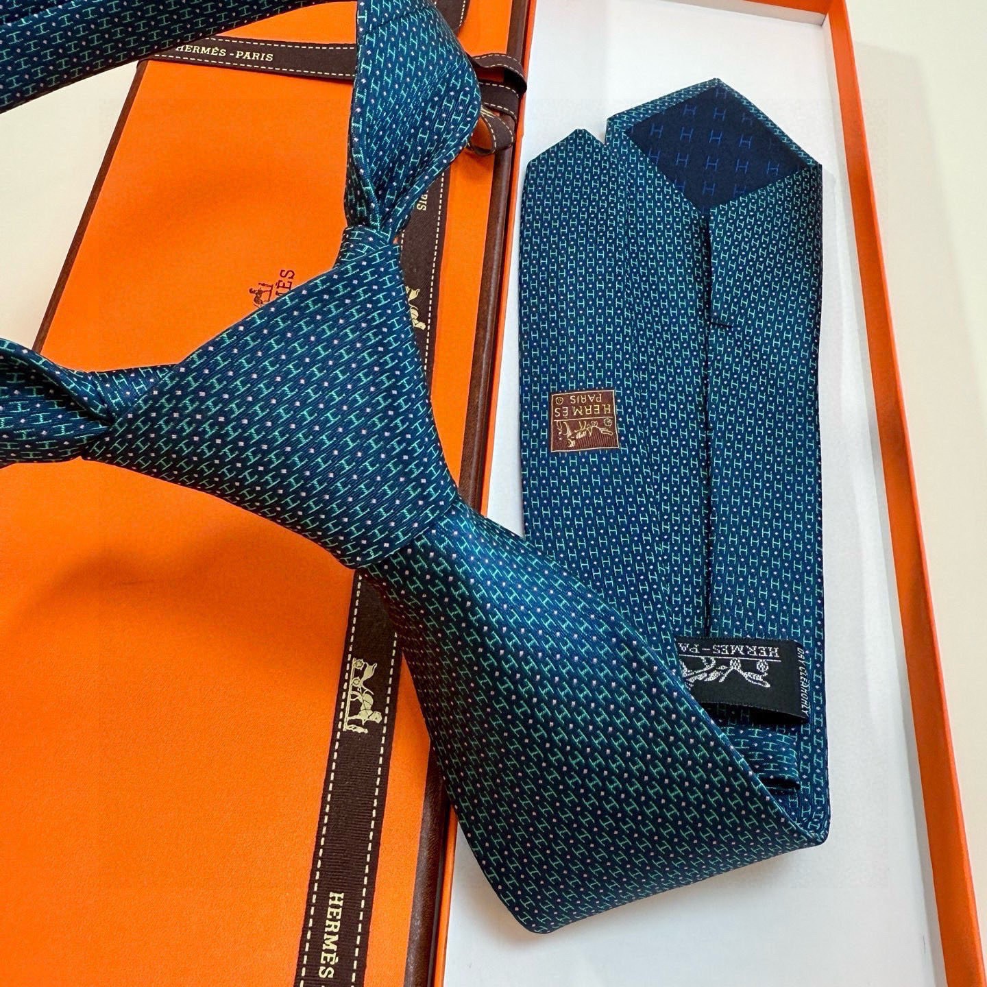 🌾男士新款领带系列【H圆点领带】👔👔，稀有😻😻H家每年都有一千条不同印花的领带面世，从最初的多以几何图案