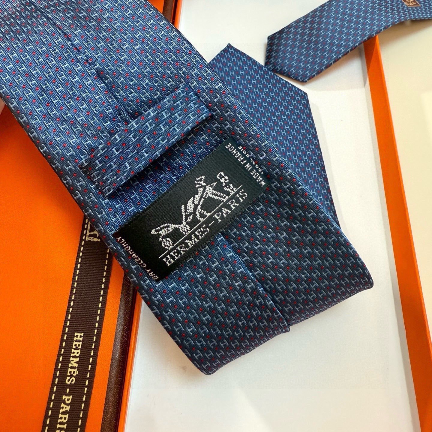 🌾男士新款领带系列【H圆点领带】👔👔，稀有😻😻H家每年都有一千条不同印花的领带面世，从最初的多以几何图案