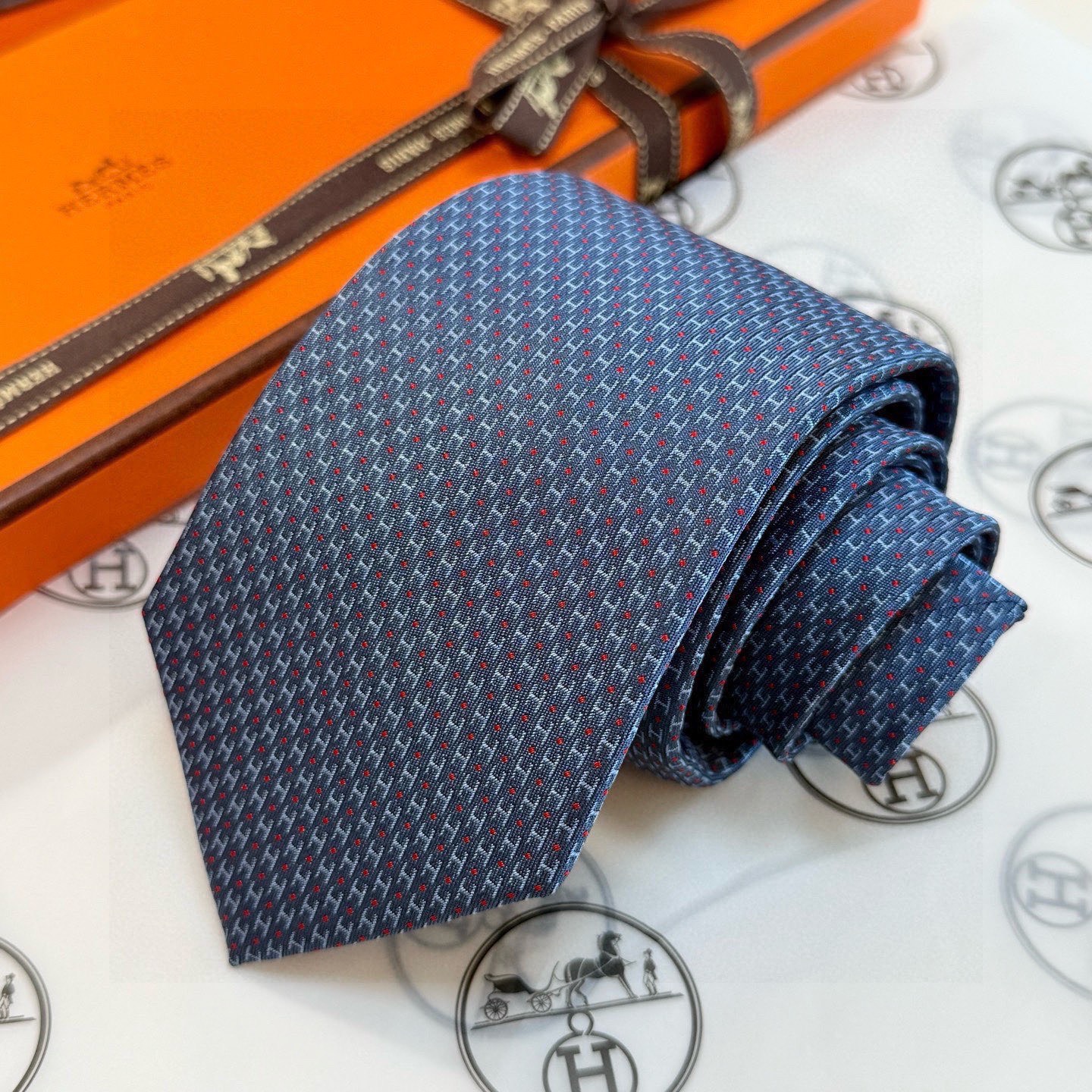 🌾男士新款领带系列【H圆点领带】👔👔，稀有😻😻H家每年都有一千条不同印花的领带面世，从最初的多以几何图案