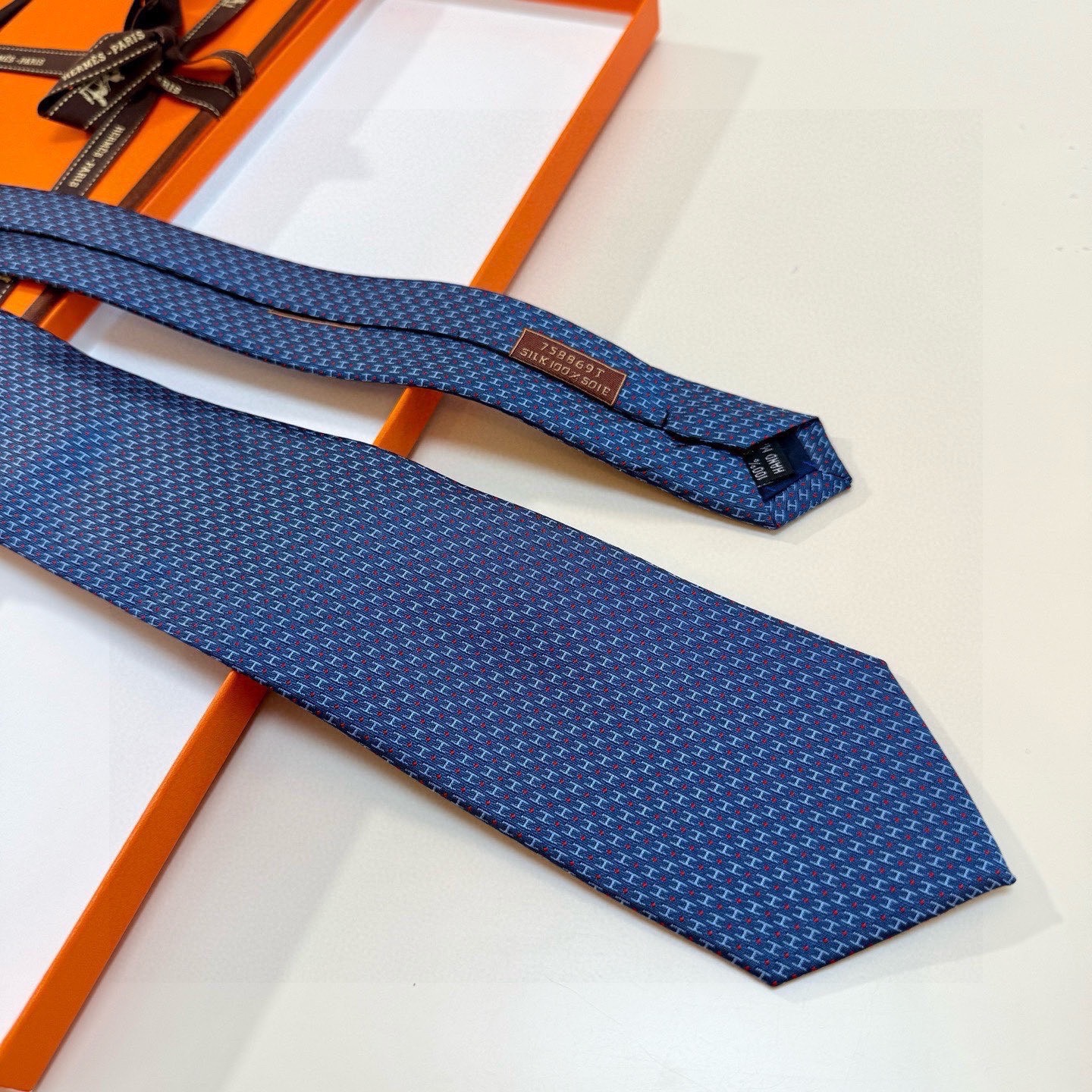 🌾男士新款领带系列【H圆点领带】👔👔，稀有😻😻H家每年都有一千条不同印花的领带面世，从最初的多以几何图案