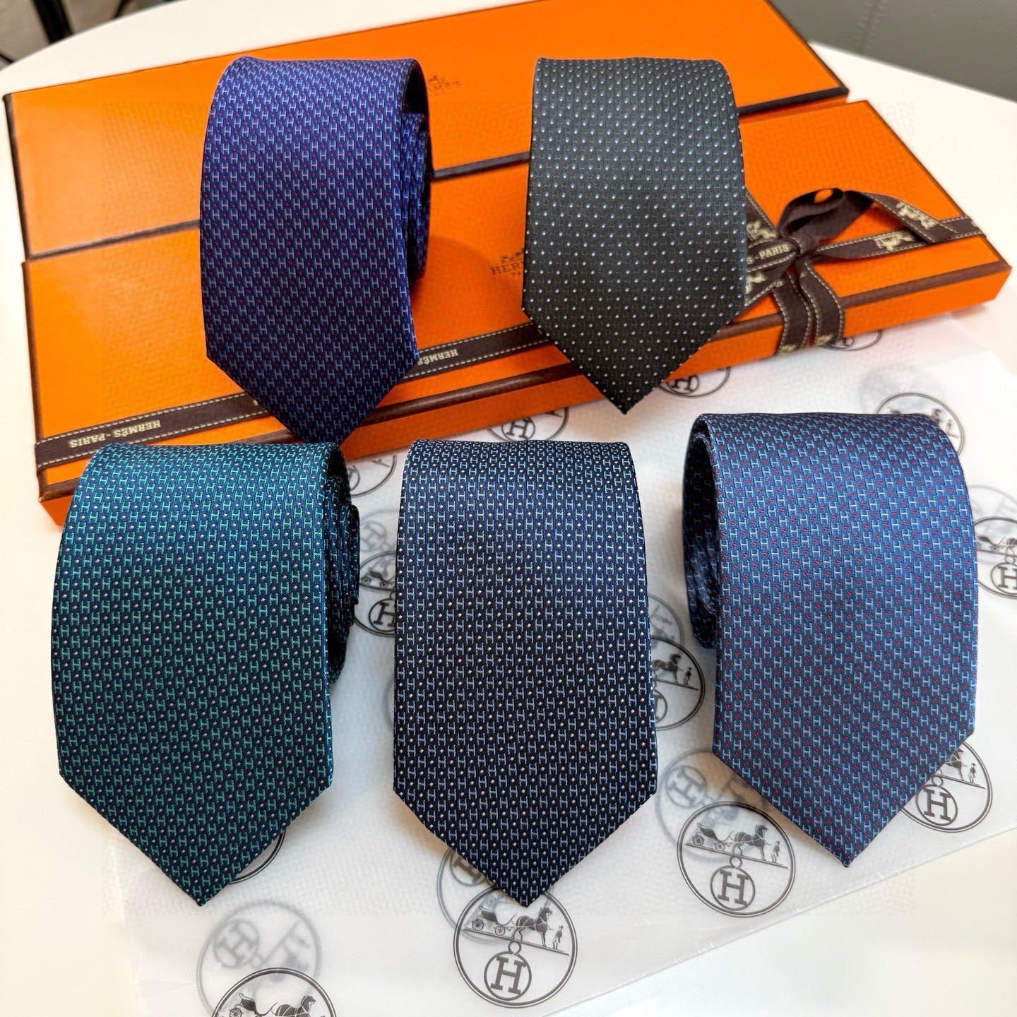 🌾男士新款领带系列【H圆点领带】👔👔，稀有😻😻H家每年都有一千条不同印花的领带面世，从最初的多以几何图案