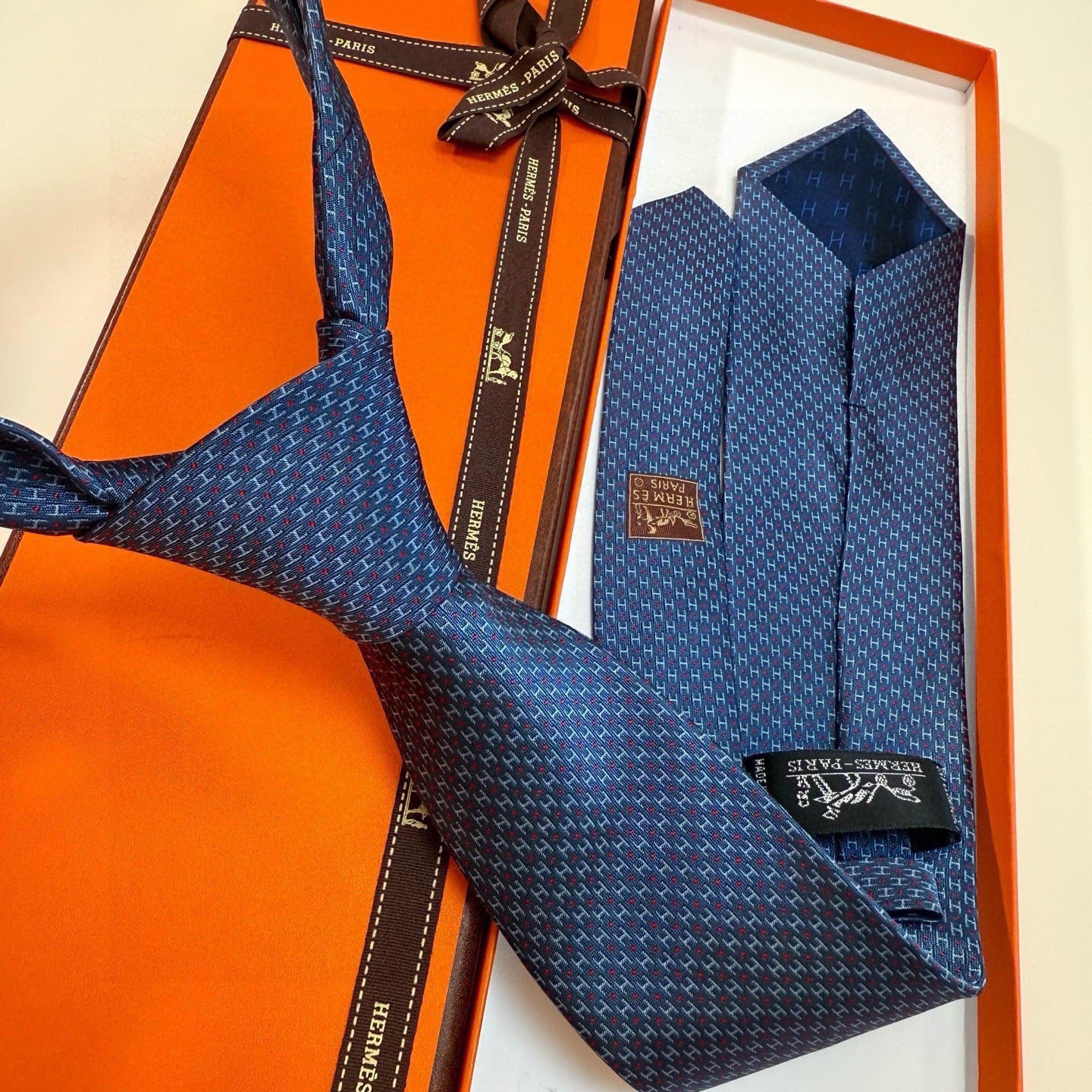 🌾男士新款领带系列【H圆点领带】👔👔，稀有😻😻H家每年都有一千条不同印花的领带面世，从最初的多以几何图案