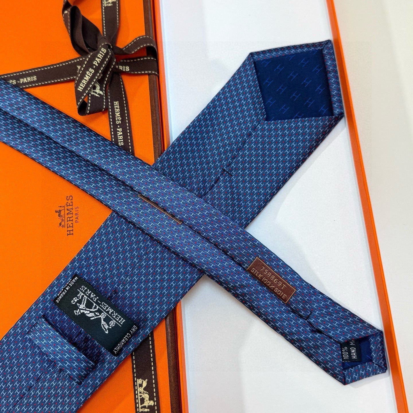 🌾男士新款领带系列【H圆点领带】👔👔，稀有😻😻H家每年都有一千条不同印花的领带面世，从最初的多以几何图案