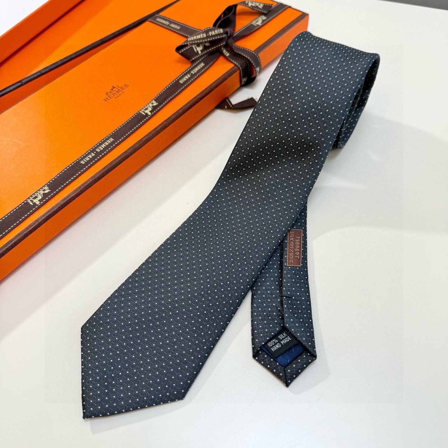 🌾男士新款领带系列【H圆点领带】👔👔，稀有😻😻H家每年都有一千条不同印花的领带面世，从最初的多以几何图案
