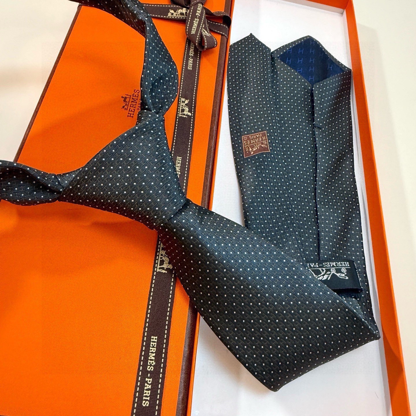 🌾男士新款领带系列【H圆点领带】👔👔，稀有😻😻H家每年都有一千条不同印花的领带面世，从最初的多以几何图案