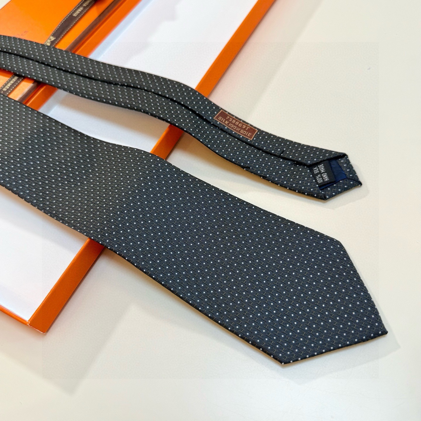 🌾男士新款领带系列【H圆点领带】👔👔，稀有😻😻H家每年都有一千条不同印花的领带面世，从最初的多以几何图案