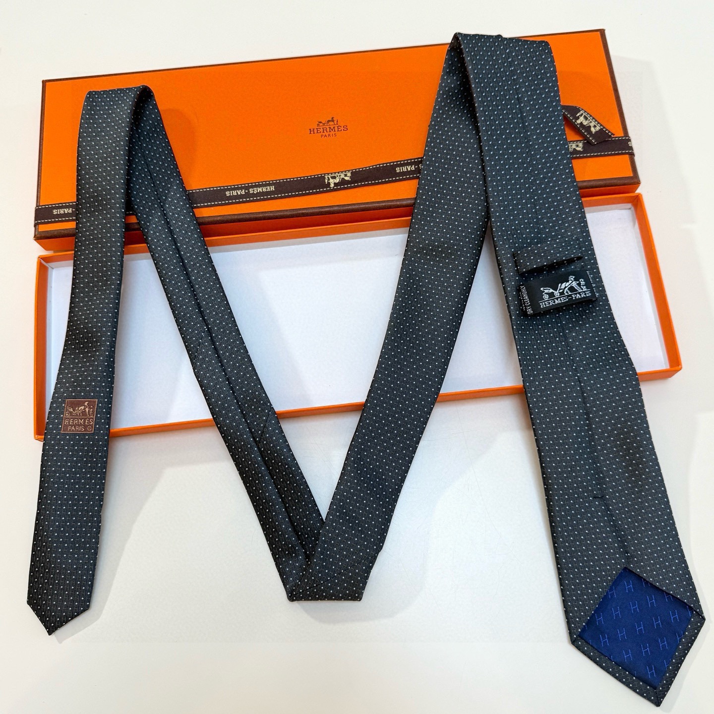 🌾男士新款领带系列【H圆点领带】👔👔，稀有😻😻H家每年都有一千条不同印花的领带面世，从最初的多以几何图案