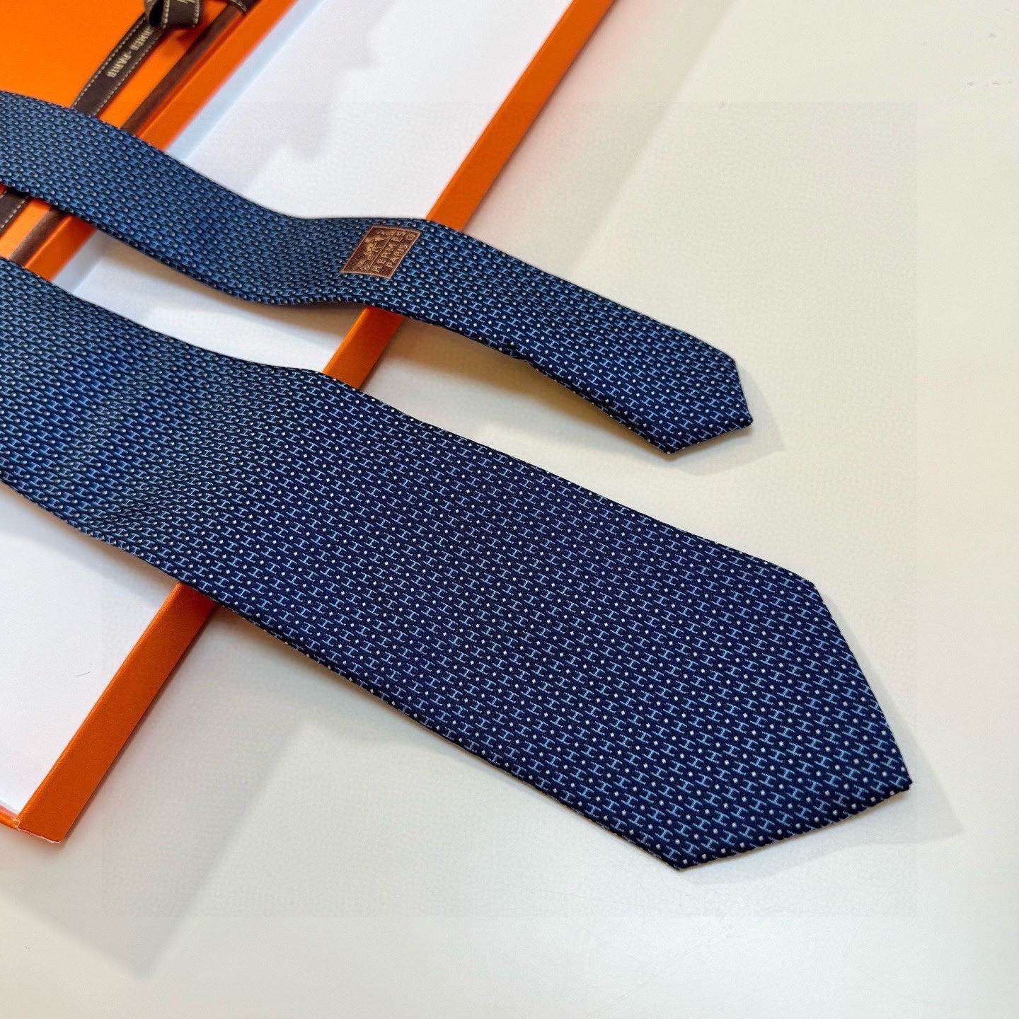 🌾男士新款领带系列【H圆点领带】👔👔，稀有😻😻H家每年都有一千条不同印花的领带面世，从最初的多以几何图案