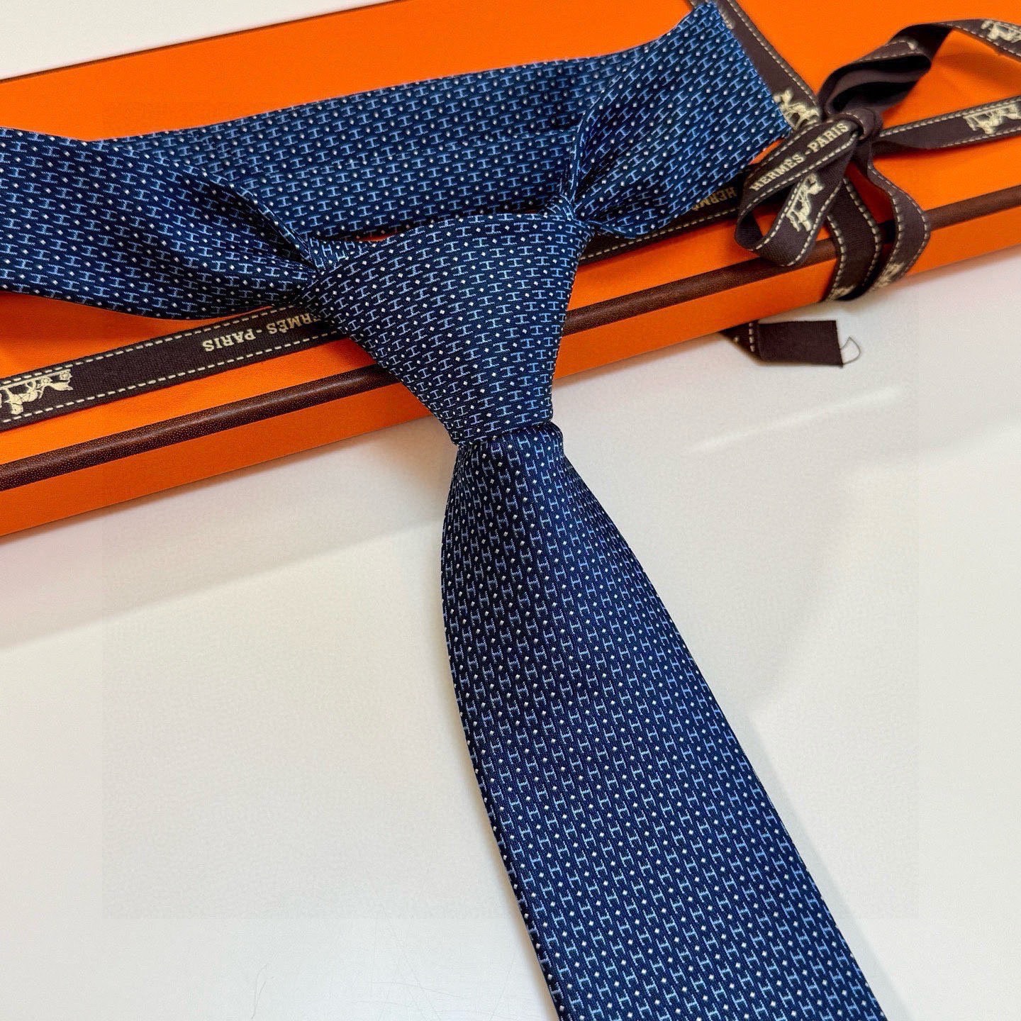 🌾男士新款领带系列【H圆点领带】👔👔，稀有😻😻H家每年都有一千条不同印花的领带面世，从最初的多以几何图案