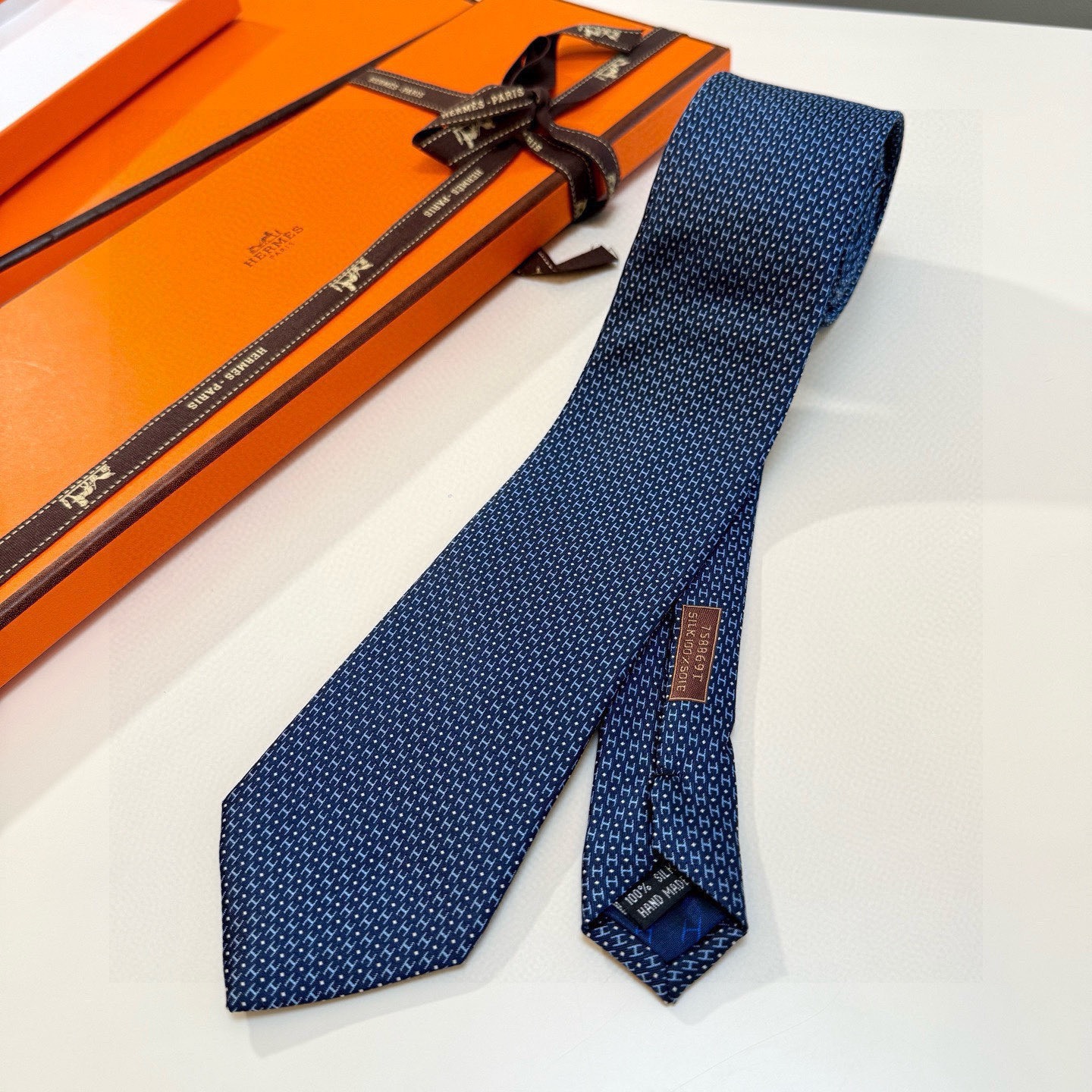 🌾男士新款领带系列【H圆点领带】👔👔，稀有😻😻H家每年都有一千条不同印花的领带面世，从最初的多以几何图案