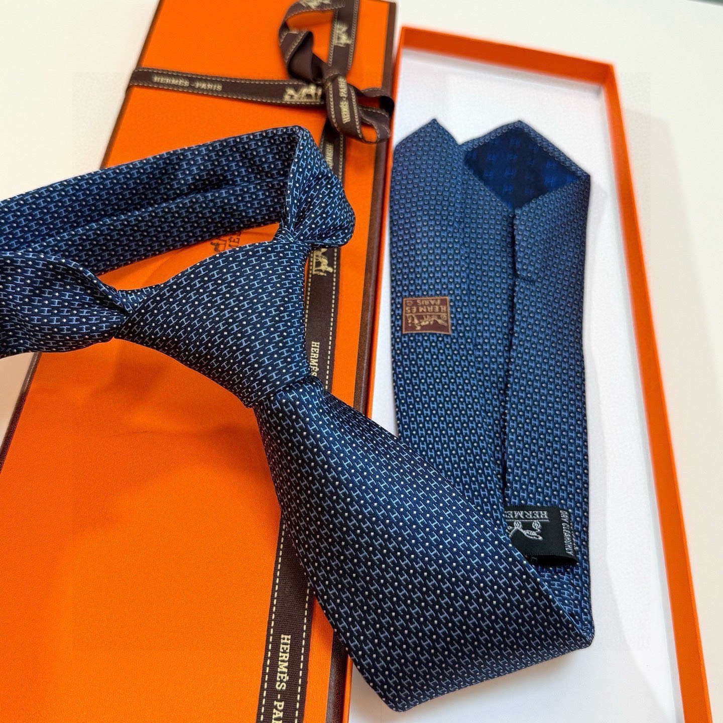 🌾男士新款领带系列【H圆点领带】👔👔，稀有😻😻H家每年都有一千条不同印花的领带面世，从最初的多以几何图案