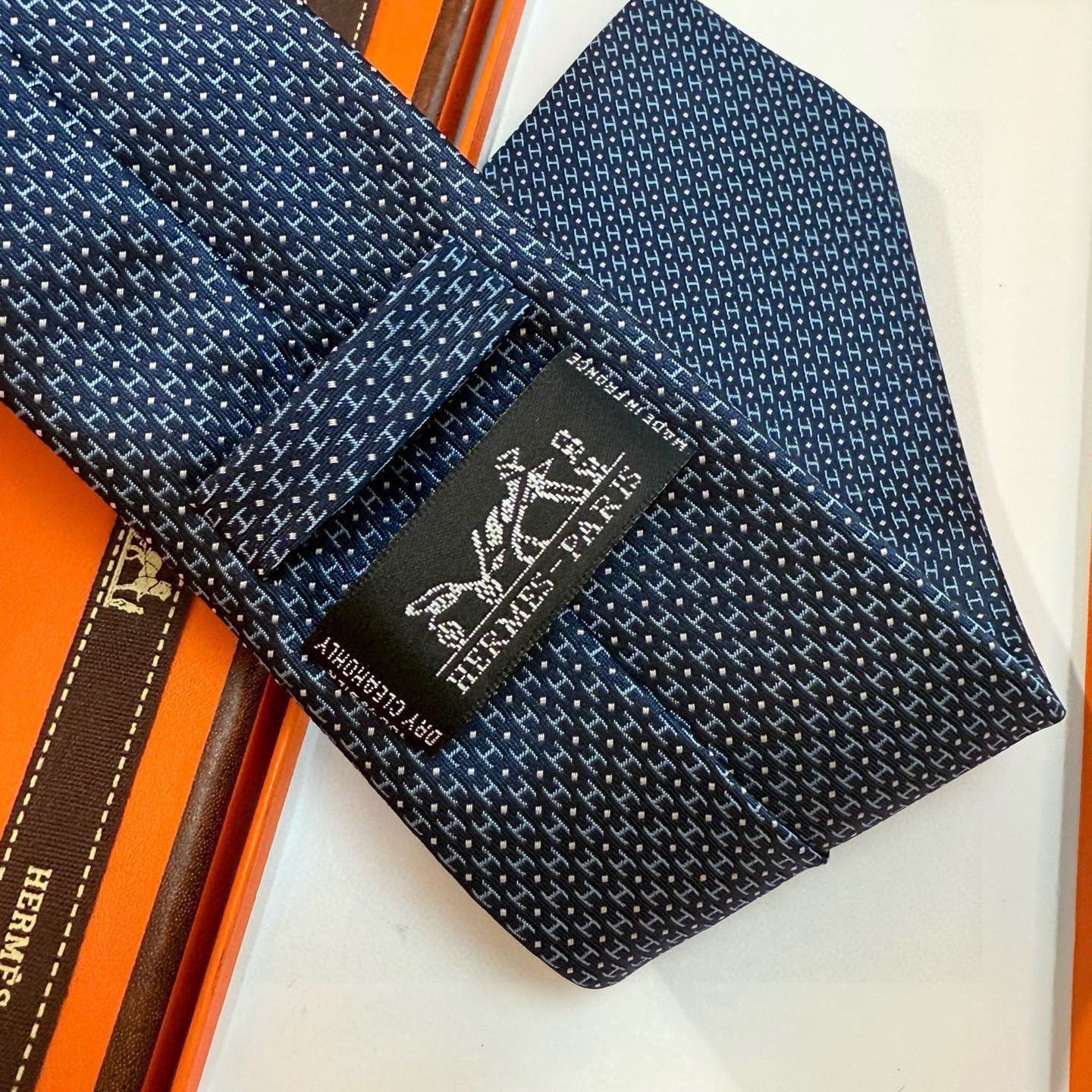 🌾男士新款领带系列【H圆点领带】👔👔，稀有😻😻H家每年都有一千条不同印花的领带面世，从最初的多以几何图案