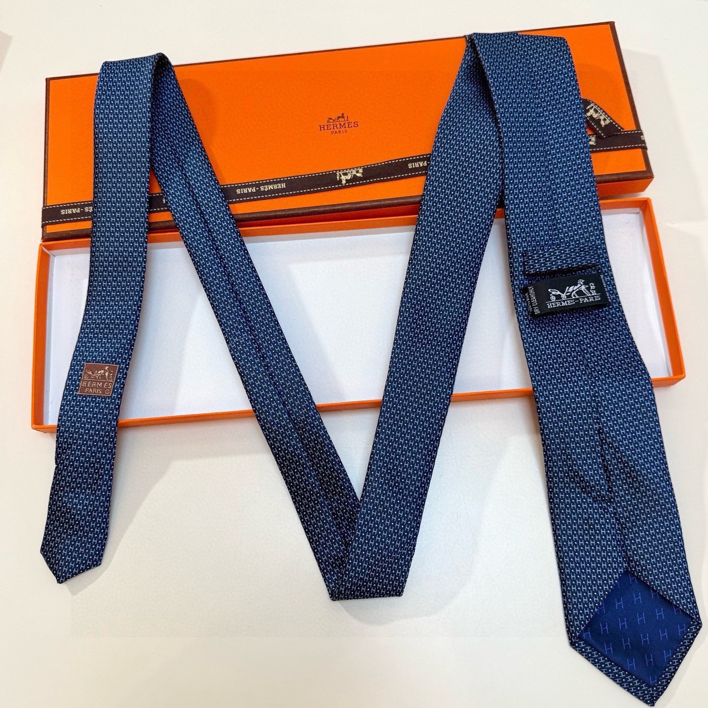 🌾男士新款领带系列【H圆点领带】👔👔，稀有😻😻H家每年都有一千条不同印花的领带面世，从最初的多以几何图案