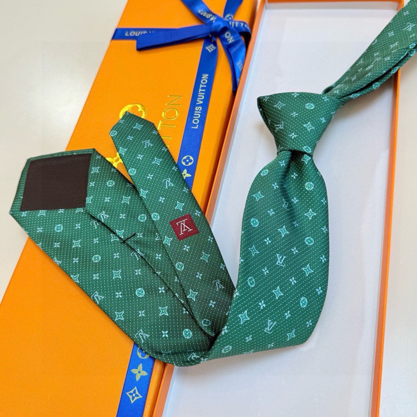 🌾LV男士领带系列【L老花字母提花领带】👔👔，稀有😻😻展现精湛手工与时尚优雅的理想选择，这款领带将标志性