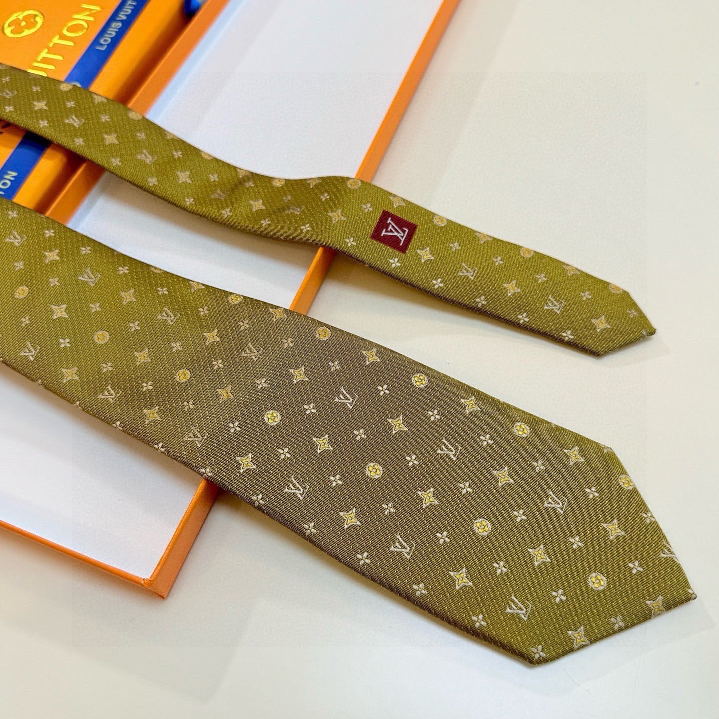 🌾LV男士领带系列【L老花字母提花领带】👔👔，稀有😻😻展现精湛手工与时尚优雅的理想选择，这款领带将标志性