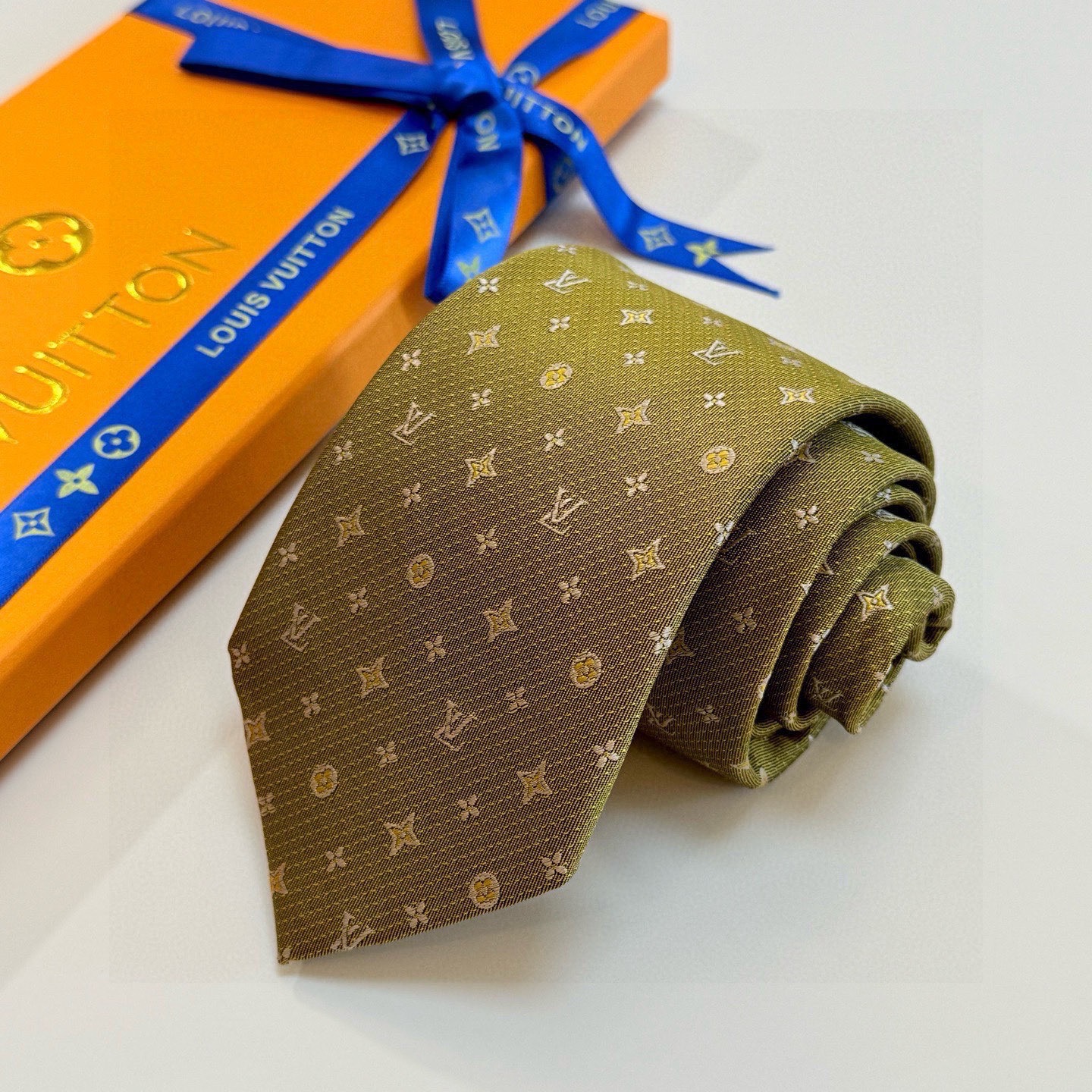 🌾LV男士领带系列【L老花字母提花领带】👔👔，稀有😻😻展现精湛手工与时尚优雅的理想选择，这款领带将标志性