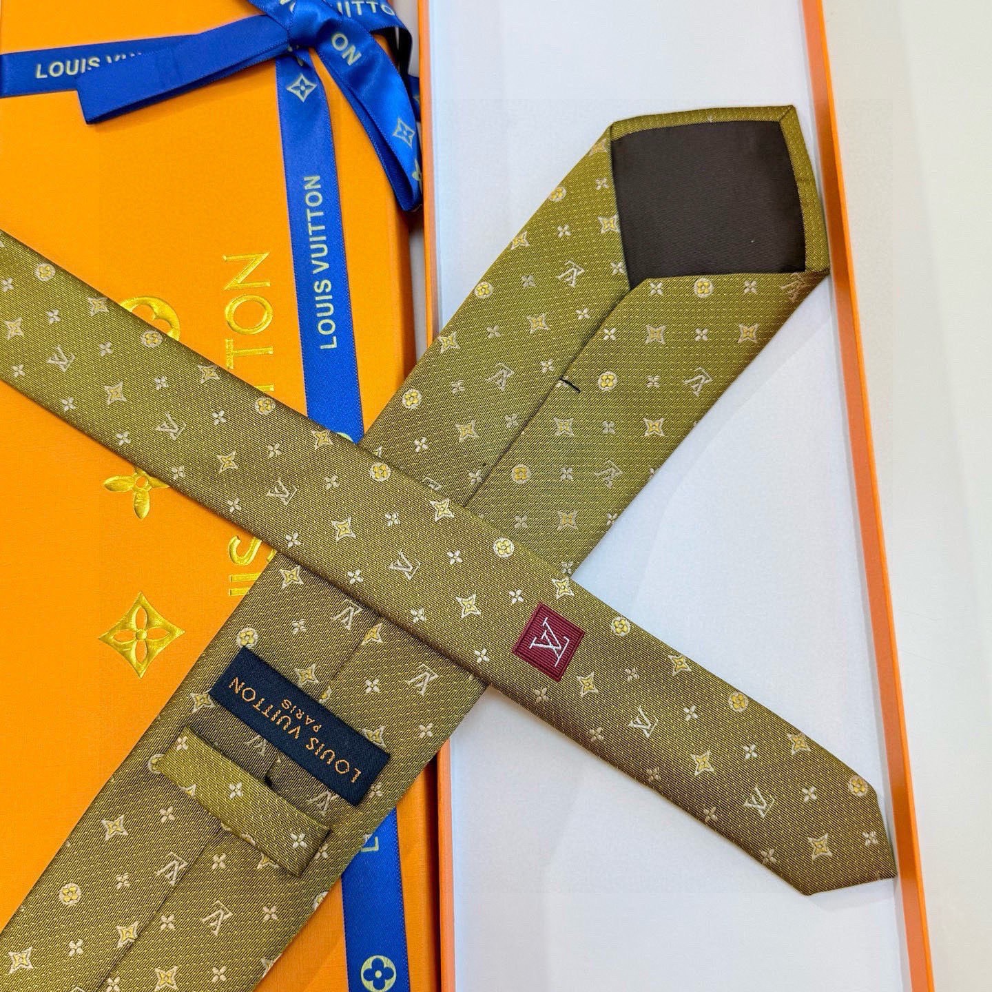 🌾LV男士领带系列【L老花字母提花领带】👔👔，稀有😻😻展现精湛手工与时尚优雅的理想选择，这款领带将标志性
