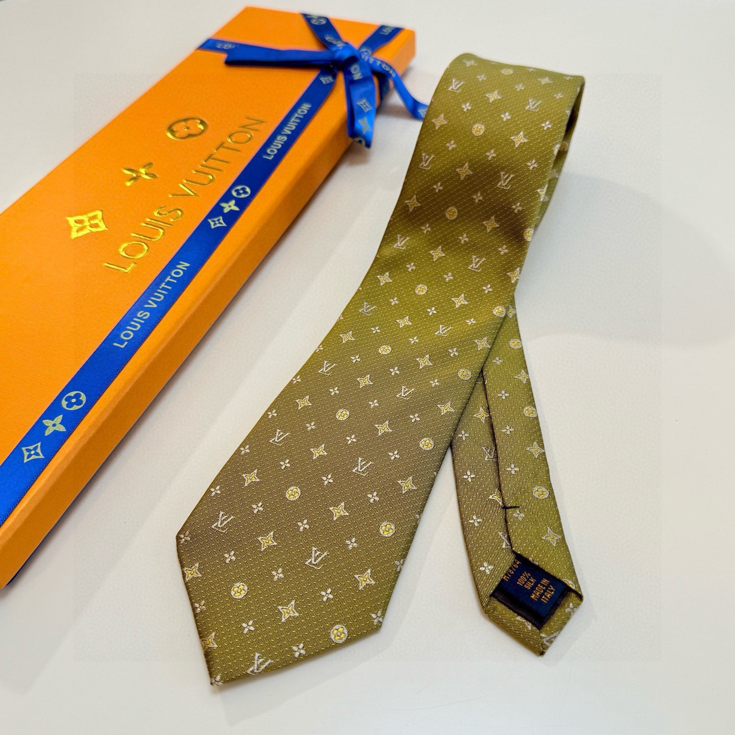 🌾LV男士领带系列【L老花字母提花领带】👔👔，稀有😻😻展现精湛手工与时尚优雅的理想选择，这款领带将标志性