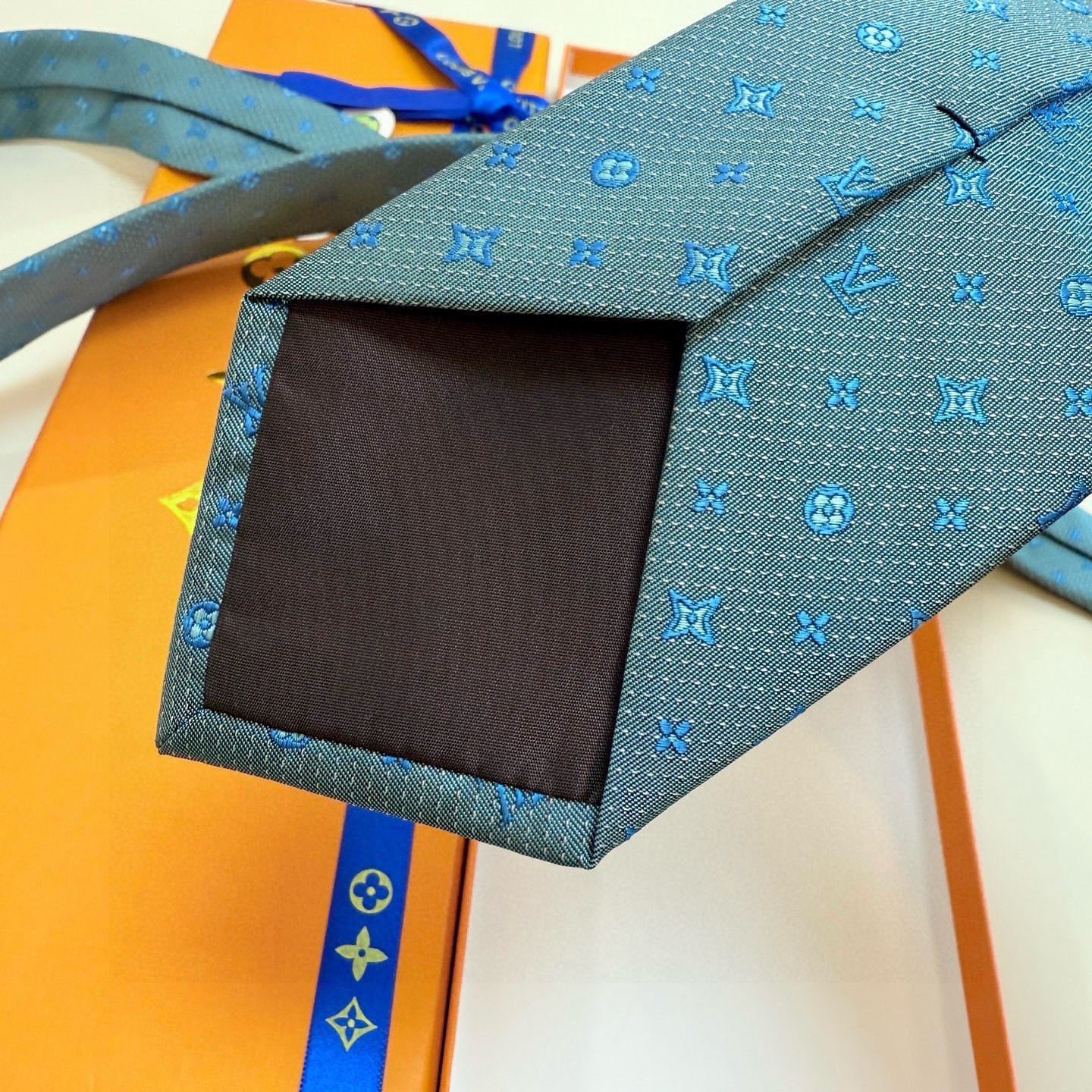 🌾LV男士领带系列【L老花字母提花领带】👔👔，稀有😻😻展现精湛手工与时尚优雅的理想选择，这款领带将标志性