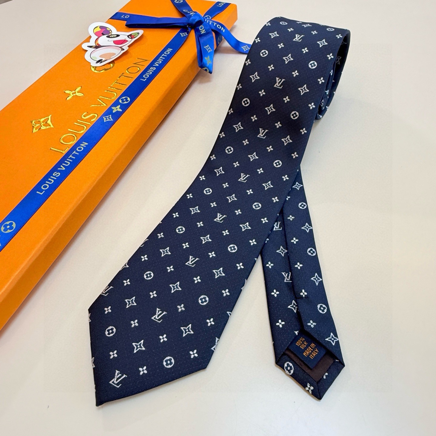 🌾LV男士领带系列【L老花字母提花领带】👔👔，稀有😻😻展现精湛手工与时尚优雅的理想选择，这款领带将标志性