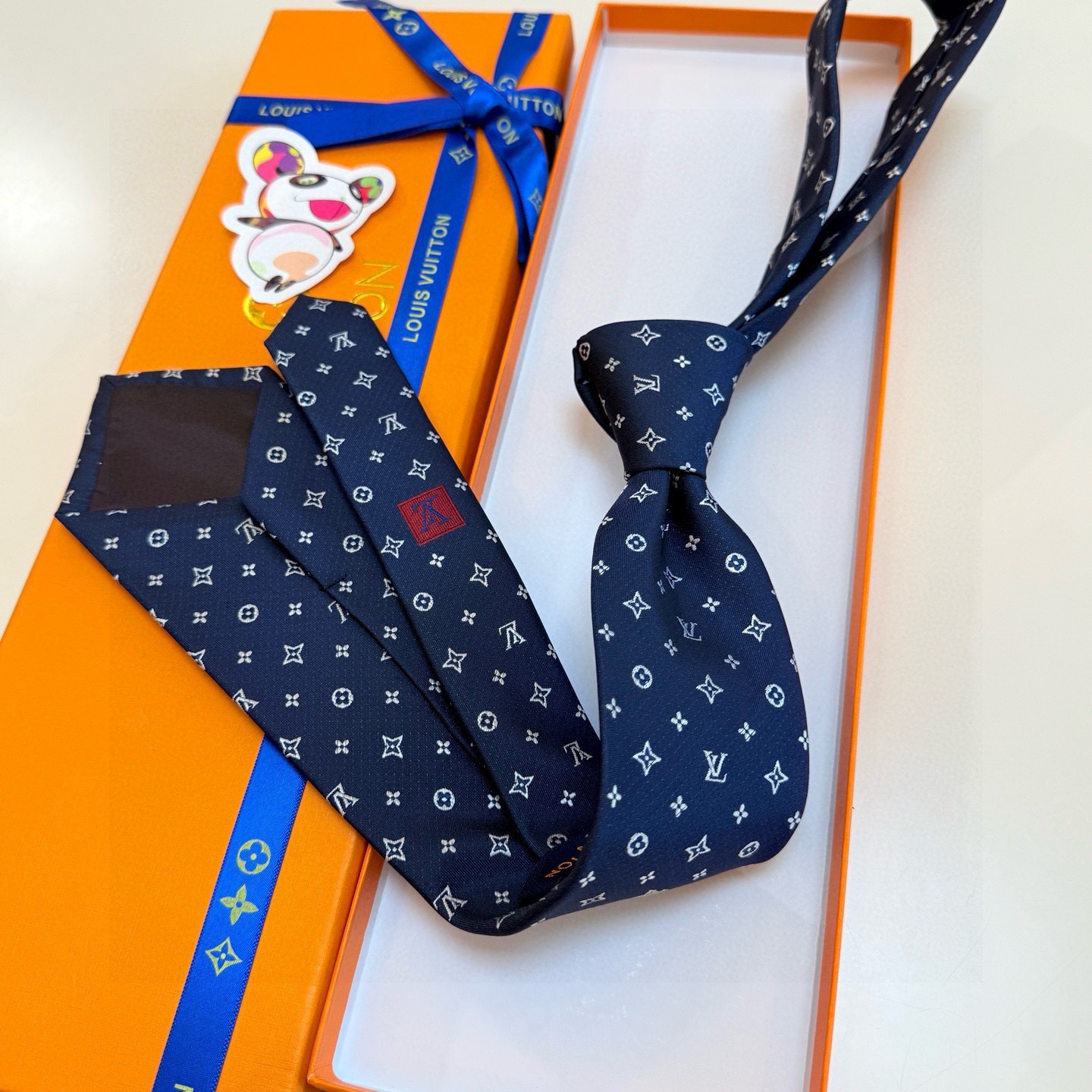 🌾LV男士领带系列【L老花字母提花领带】👔👔，稀有😻😻展现精湛手工与时尚优雅的理想选择，这款领带将标志性