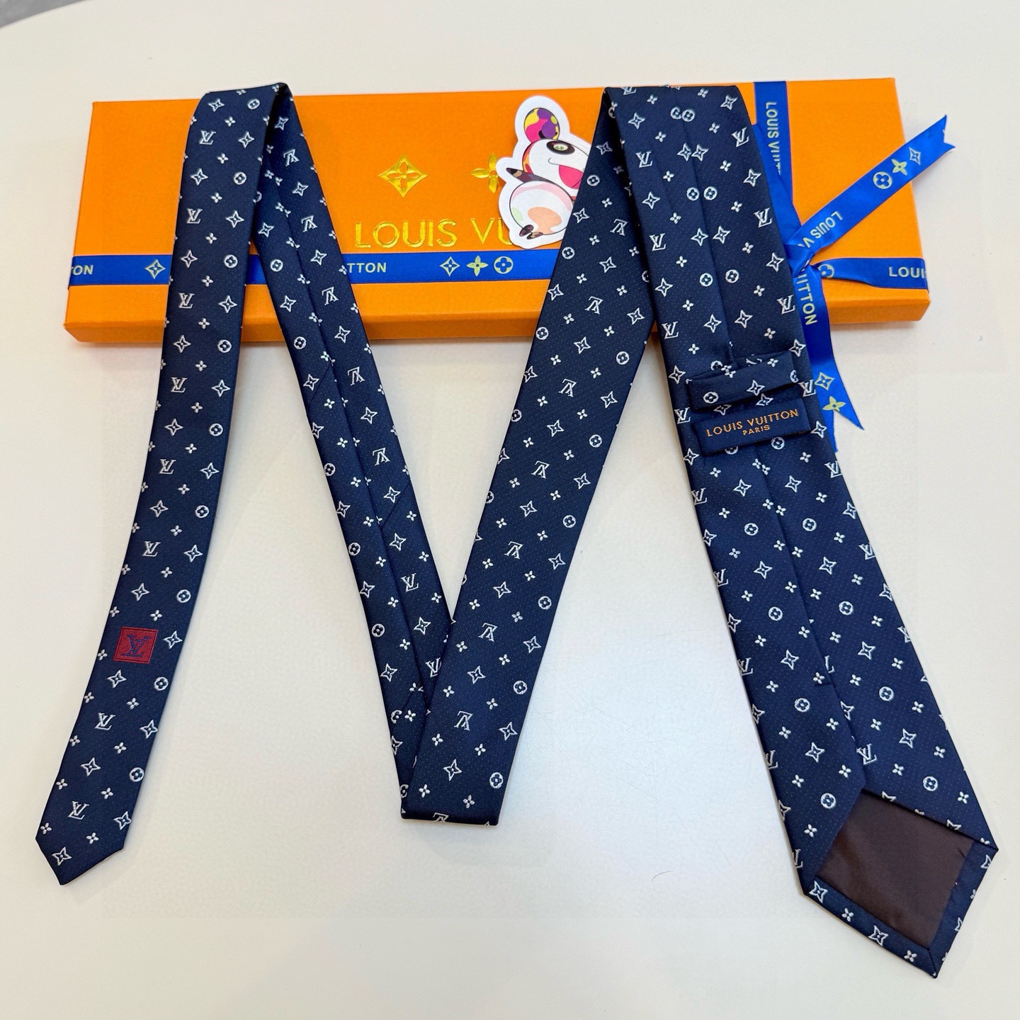 🌾LV男士领带系列【L老花字母提花领带】👔👔，稀有😻😻展现精湛手工与时尚优雅的理想选择，这款领带将标志性
