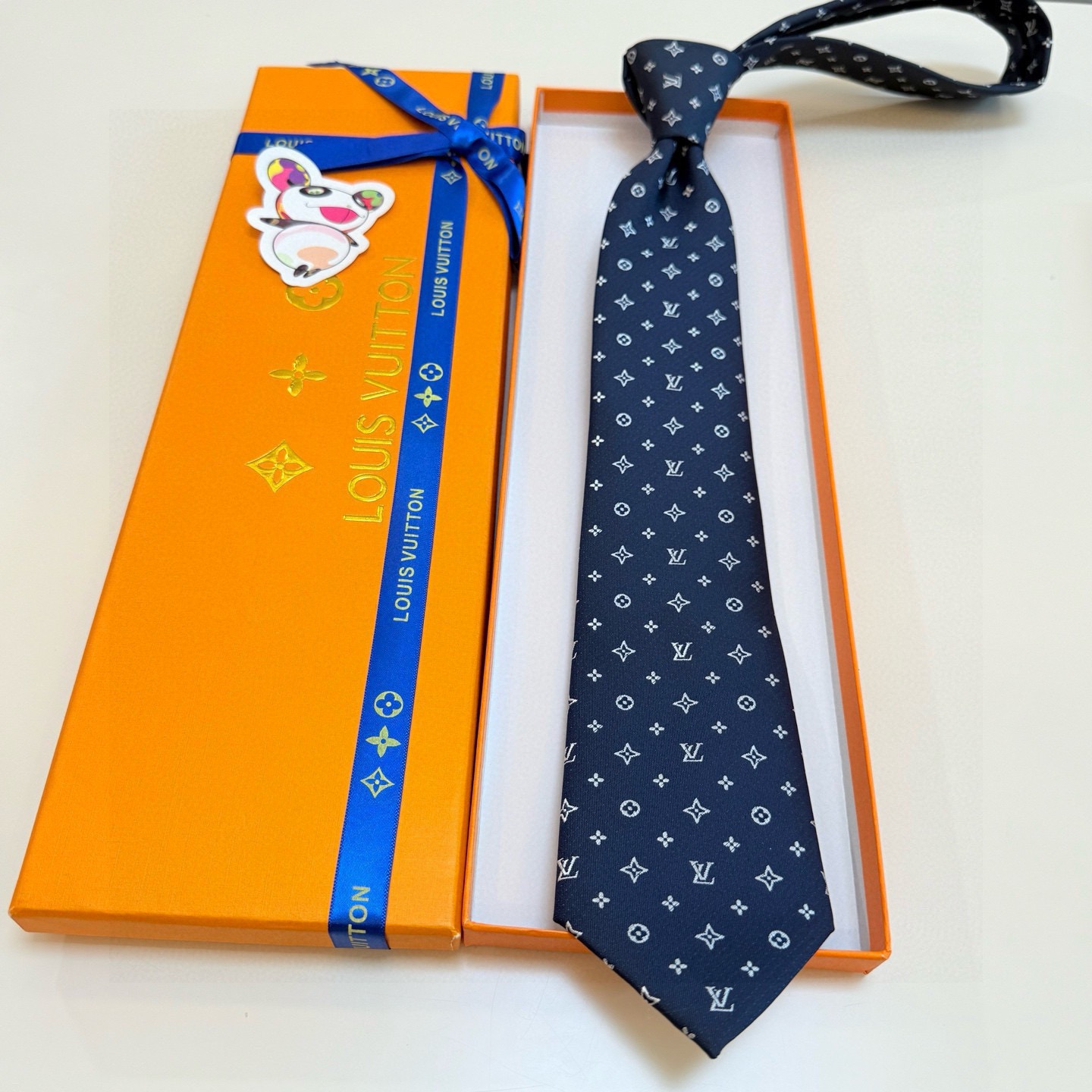 🌾LV男士领带系列【L老花字母提花领带】👔👔，稀有😻😻展现精湛手工与时尚优雅的理想选择，这款领带将标志性